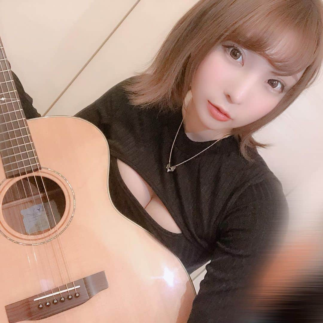 まいてぃ（粕谷まい）さんのインスタグラム写真 - (まいてぃ（粕谷まい）Instagram)「ギター触った🎸 ・ ・ 全然弾けなかったからおっぱい乗せてみた。 ・ ・ ・ ・ ・ #ギター女子 #ギター」11月8日 19時39分 - maity_0917