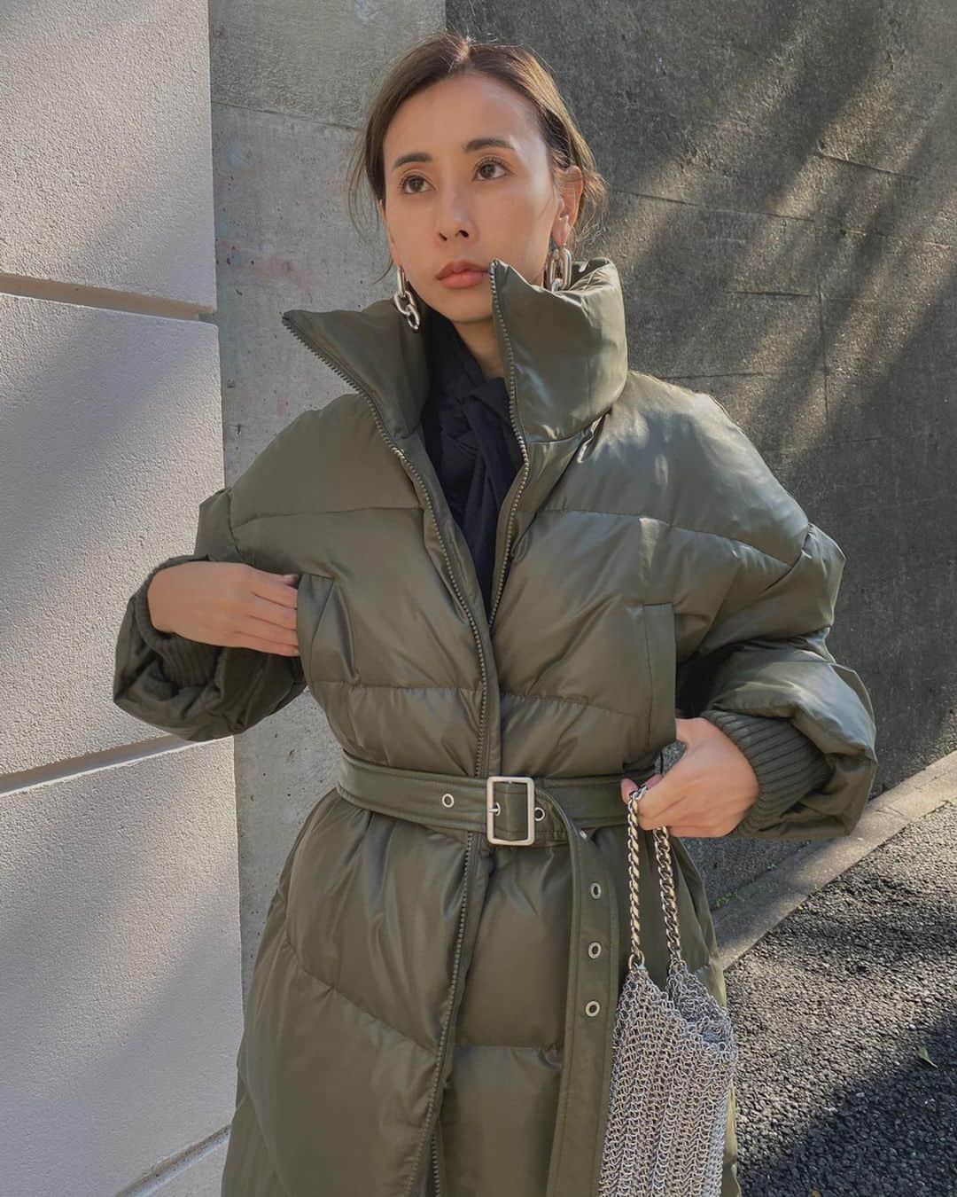 黒石奈央子さんのインスタグラム写真 - (黒石奈央子Instagram)「あめりふく。 . . STAND COLLAR DOWN COAT ¥33300+tax 11/12 UNERESSED SUSPENDER WASHER PT ¥15700+tax 11/12 UNERESSED IMPRESSIVE TIE SHIRT ¥13800+tax 11/12 squareGLITTER BOOTS ¥20300+tax 11/8 . . 今年はロングダウンを作りたくてベルト付きなmodeなダウンを作ってみた！シルエットもかなりきれいな上に軽いから本当に使えそう！ .  @ameri_shinjuku @amerivintage @ameri_daikanyama @ameri.shinsaibashi #ameri#amerivintage #fashion #vintagefashion #coordinate#ootd#outfit#osanposnap #705_outfit #大人ファッション #大人コーディネート #大人スタイル #modestyle  #modefashion#modecasual」11月8日 19時46分 - blackstone705