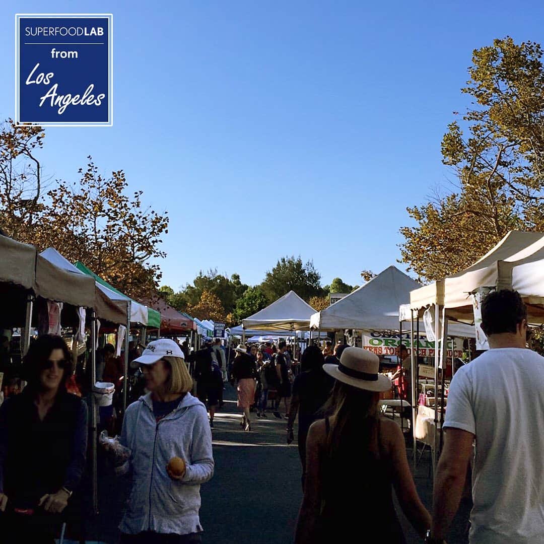 SUPERFOOD LABさんのインスタグラム写真 - (SUPERFOOD LABInstagram)「ロサンゼルススタッフの【L.A.通信】🥬Farmer's Market ・ ・ カリフォルニアに来たら、1度は行って欲しい😆毎週の恒例、ファーマーズマーケット。 ・ ・ 今日は、アーヴァインの「Irvine farmers market ( @occfms )」へ。新鮮な野菜🥒に、カラフルなお花🌼 ひとつひとつ、手に取って選んでいきます。特に天気が良い日は最高！！ ・ ・ 他にも、おすすめなのは「Hollywood farmers market( @thehfm )」や「Mar vista farmers market（ @marvistafarmersmarket ）」、「Santa Monica farmers market( @smfms )」。 ・ ・ 見てまわるだけでも充分に楽しめます。 🙂ひとつだけ、行く前に開催する曜日と時間だけはチェックして下さい！平日開催のマーケットから、夕方まで楽しめるマーケットもあります❤️ ・ ・ #スーパーフードのある日常﻿ #superfoodlab #スーパーフードラボ」11月8日 19時55分 - superfood_lab