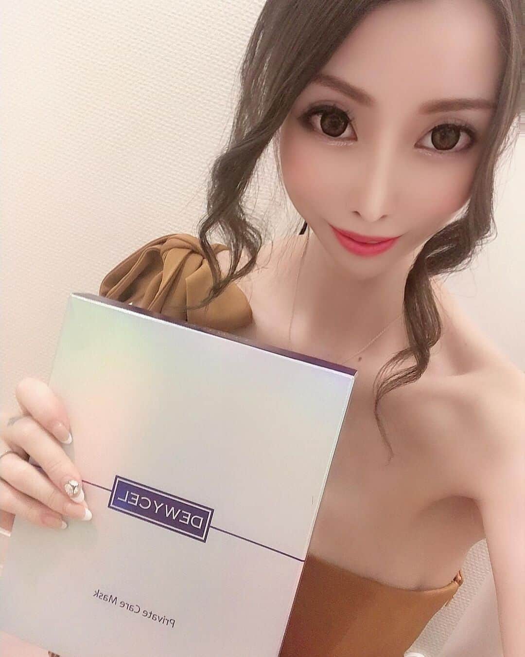 高橋沙弥華のインスタグラム：「韓国の免税店でしか買えなかった植物幹細胞が入ったシートマスクがアマゾンで買えるようになった🥺❤ アンプルシートと上層シートと下層シートの3点1セット💓  まぢで化粧ノリ違う❣️ @dewycel_japan #dewycel #デュイセル #dewyholic #preciousvaluabledewycel #ニキビ #美肌 #自分へのご褒美 #最高 #ナイアシンアミド #エーデルワイス」