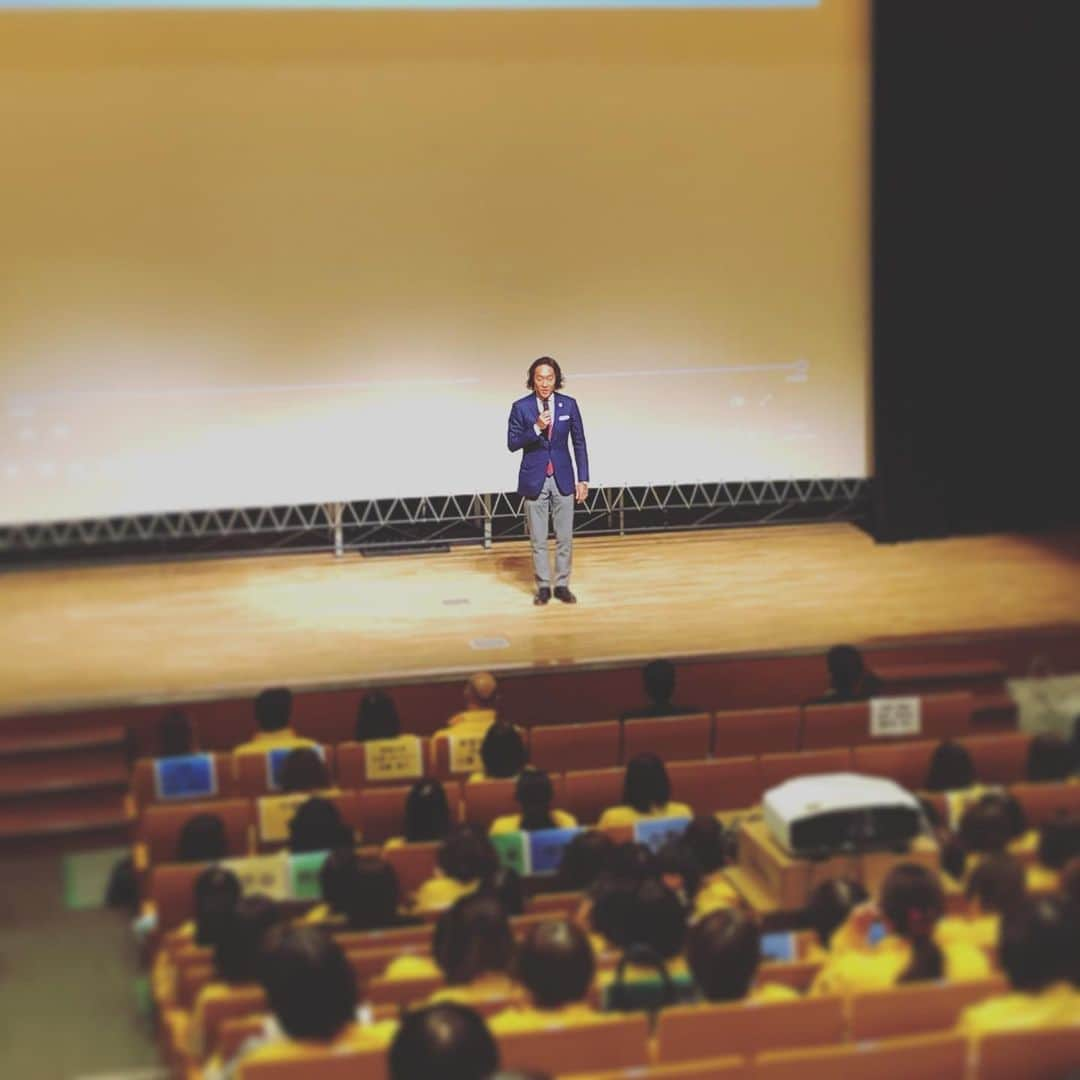 石川直宏さんのインスタグラム写真 - (石川直宏Instagram)「本日中野で行われた、明治安田生命新宿支社 11月チャレンジ月間進発研修大会。開会の冒頭でお話をさせていただきました🤝 日頃よりFC東京を、そしてJリーグタイトルパートナーとして、日本サッカー界を盛り上げていただき感謝しています✨ 地域に根差した企業・クラブとして、これからも切磋琢磨しながら共に成長していきましょう！！ . #明治安田生命 #明治安田生命新宿支社 #Jリーグ #jleague  #タイトルパートナー #fctokyo #FC東京 #tokyo #FC東京ファミリー #fctokyoclubcommunicator  #fc東京クラブコミュニケーター  #CC #challenge #チャレンジ」11月8日 20時11分 - sgss.18