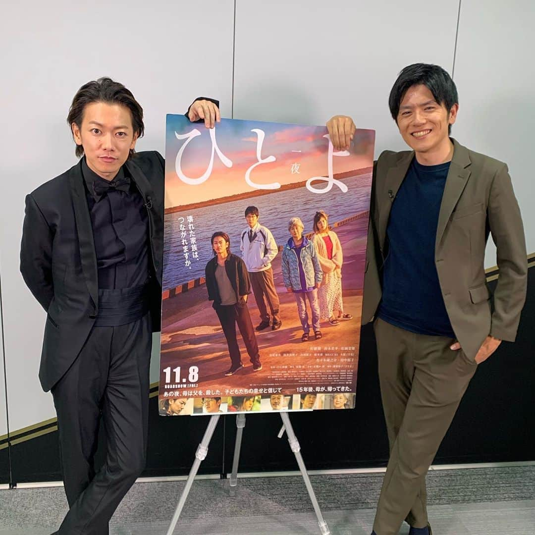 青木源太さんのインスタグラム写真 - (青木源太Instagram)「映画「ひとよ」本日公開。僕は白石和彌監督作品の、人間の業や欲や感情が剥き出しになるところが好きなのですが、今作はそれに加えて「気持ちの伝え方は人それぞれ」ということを改めて考えさせられました。ちなみに健さんの髪型、作中で前髪を垂らしてるのもいいけど、オールバックも超カッコいいね！  #ポーズは健さんが考案　#僕も真似してみました　#青木的イケメン列伝」11月8日 20時13分 - aoki.genta