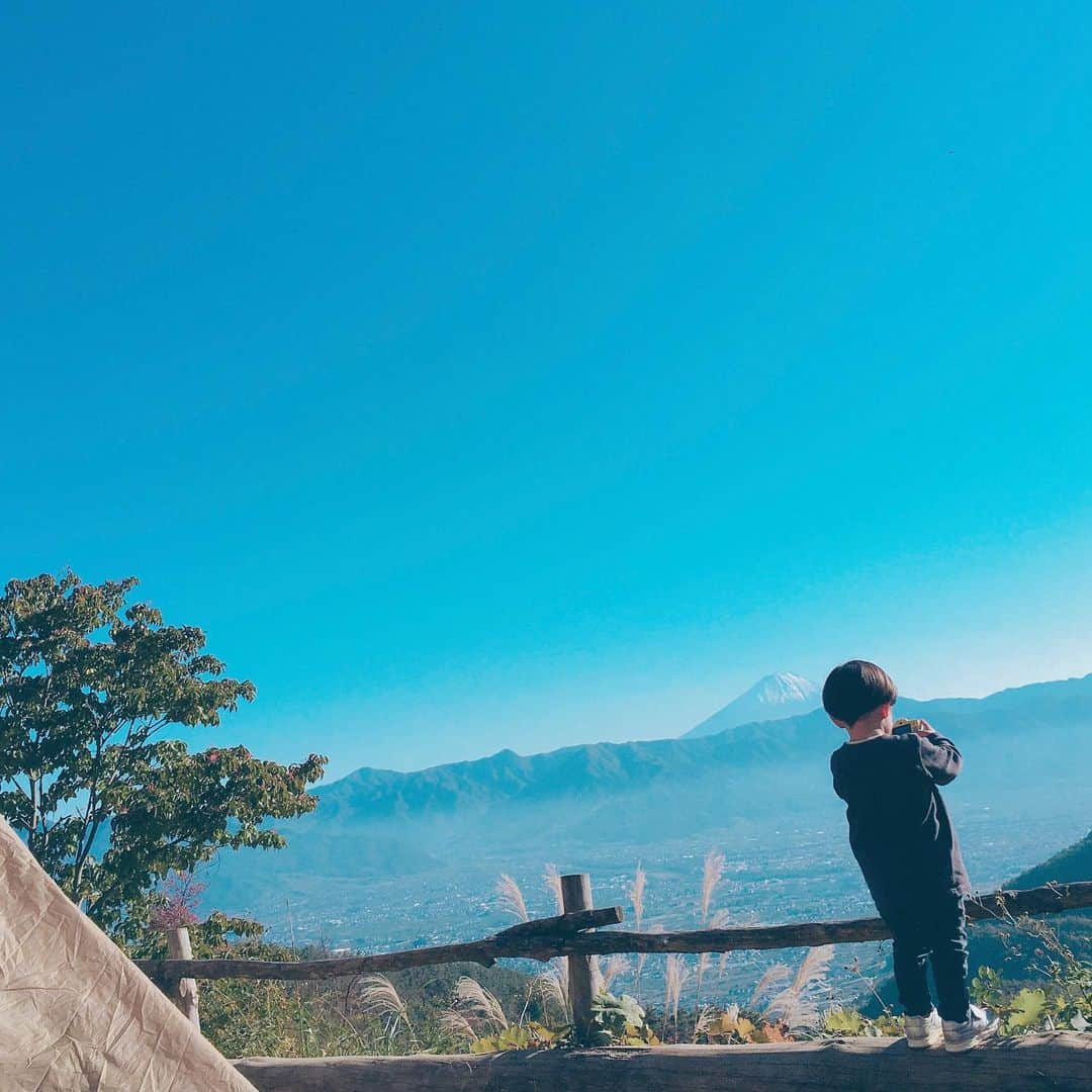 山川あかねのインスタグラム：「2泊3日のキャンプに行ってきたよ!  山梨のほったらかしキャンプ場＆ほったらかし温泉最高でした。 昇仙峡にも観光に行き、秋を楽しみました。 #ほったらかし温泉  #ほったらかしキャンプ場  #昇仙峡 #焚き火 #ファミキャン」