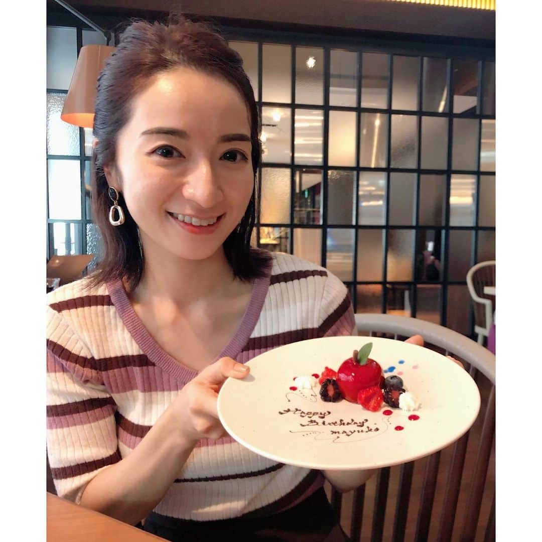 Mayuko Watanabe 渡辺真由子さんのインスタグラム写真 - (Mayuko Watanabe 渡辺真由子Instagram)「@kaori.omura ちゃんとランチ♡ お誕生日プレートを出してくれました😊✨ 幹事の @akuri_tsuno ちゃんが来れなくて残念！ 色々手配してくれてありがとう☺️💕 子供がいると自分の誕生日なんてと年々適当になりますが笑、こうやってお友達からお祝いしてもらうといつでも嬉しいものです☺️✨ これからもこうやって私と仲良くしてくれる友達を大切にして、自分らしく生きていきたいと思います😊 あ、ちなみに誕生日自体は9月です笑  #子育て中#mama#ママ#銀座#銀座ランチ#namiki667#バースデープレート」11月8日 20時17分 - watanabe_mayuko
