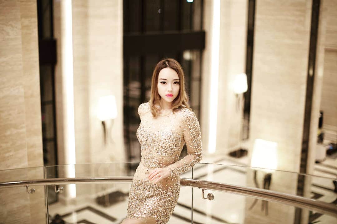 Nicole Chenのインスタグラム：「It is Friday! Gonna DJ at a corporate event later !」