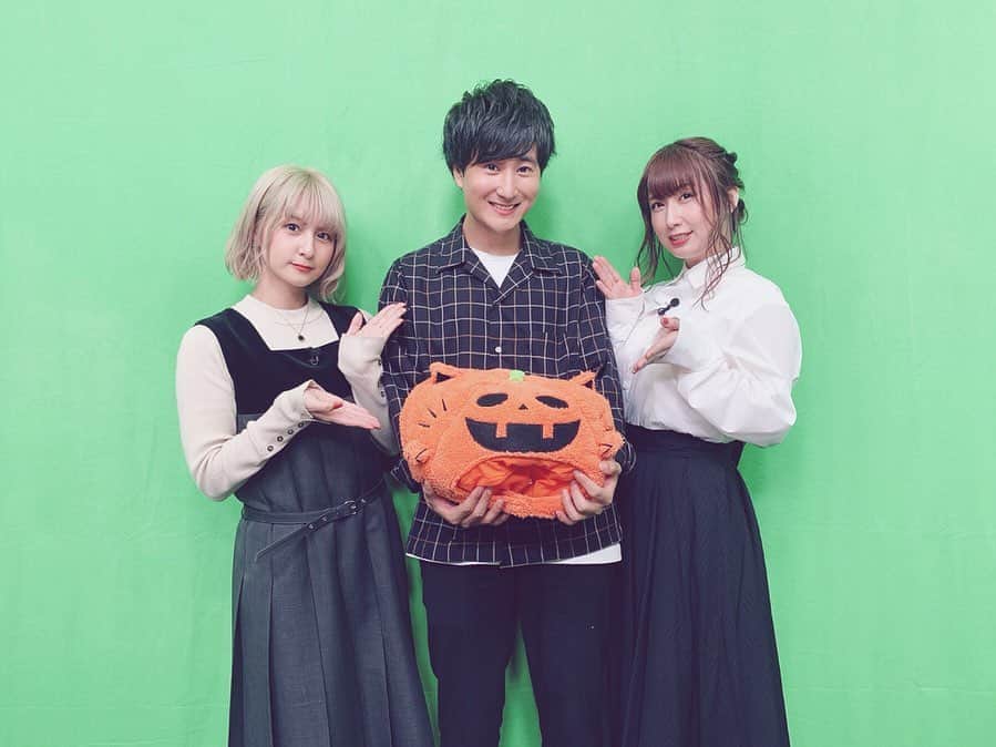 吉田有里のインスタグラム：「昨晩は﻿ エピックセブン リリース記念生放送、﻿ ご覧下さった皆様、ありがとうございましたー！﻿ ﻿ 広瀬さん、高森さん、解説の王さんと﻿ 4人で楽しくお届け致しました〜🧡﻿ (王さんの本体はカボチャです🎃)﻿ システムについて、色々お見せしましたが、皆様のゲームプレイのお手伝いになっていたらいいな…！ ﻿ 吉田は神獣ポジでMCを担当させて頂きました﻿ お二人にめちゃめちゃ助けて頂いた〜〜🙏﻿ ﻿ 早速リリースされましたエピックセブン 、﻿ 是非とも皆様遊んでくださいませ✨﻿ ﻿ #Epicseven #エピックセブン #アルカサス﻿ #広瀬裕也 さん #高森奈津美 さん #吉田有里」