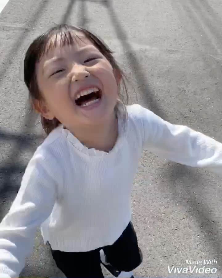 satomiのインスタグラム：「🏃‍♀️♬♬ . . スキップを急にやり始めた時の🤣❤️ . 今はもう少し上手に できるようになったよ👻✨✨✨ . . #4歳#4歳1ヶ月 #49ヶ月  #スキップ #スキップの練習 #女の子 #girl #インスタキッズ #ベビフル #ママリ#コドモノ #コズレ #ママトコ」