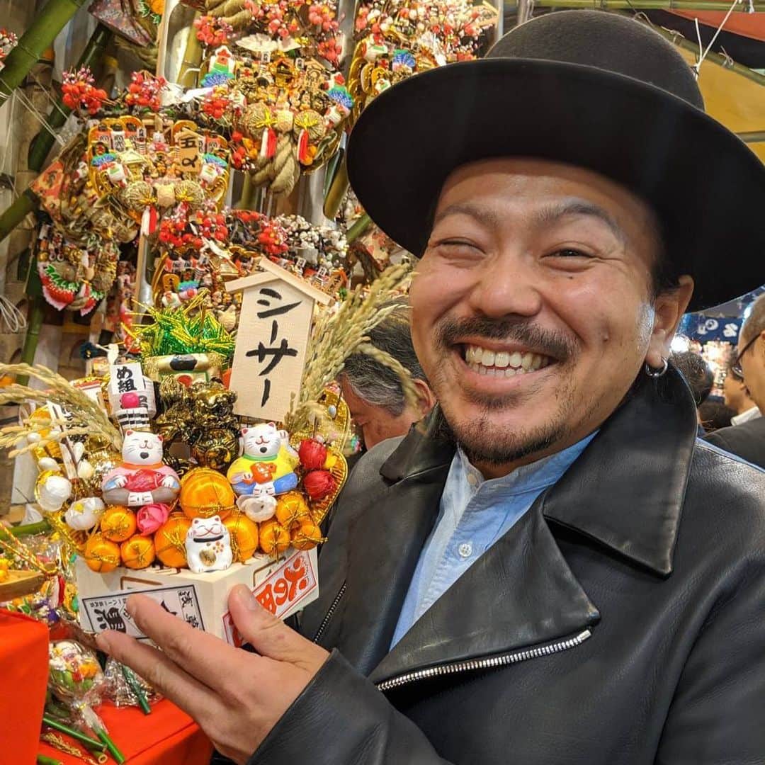 シーサーのインスタグラム：「・ 今年ももうこんな季節かぁと。 酉の市。 毎年少しずつ大きく。 今年も宜しくお願いします◎ ピス！  #浅草 #鷲神社 #酉の市 #商売繁盛」