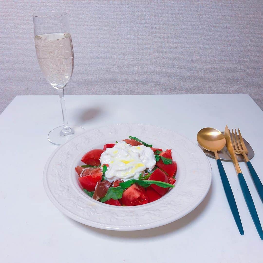 しぬこのインスタグラム：「野菜高いなぁと愚痴ってから、イマジナリー彼氏はせっせとベランダで育てやすい野菜を作っていて、やっと食べれるくらい大きくなったよ！って笑顔で報告してくれるのが可愛い。来年はなにを育てようね。」