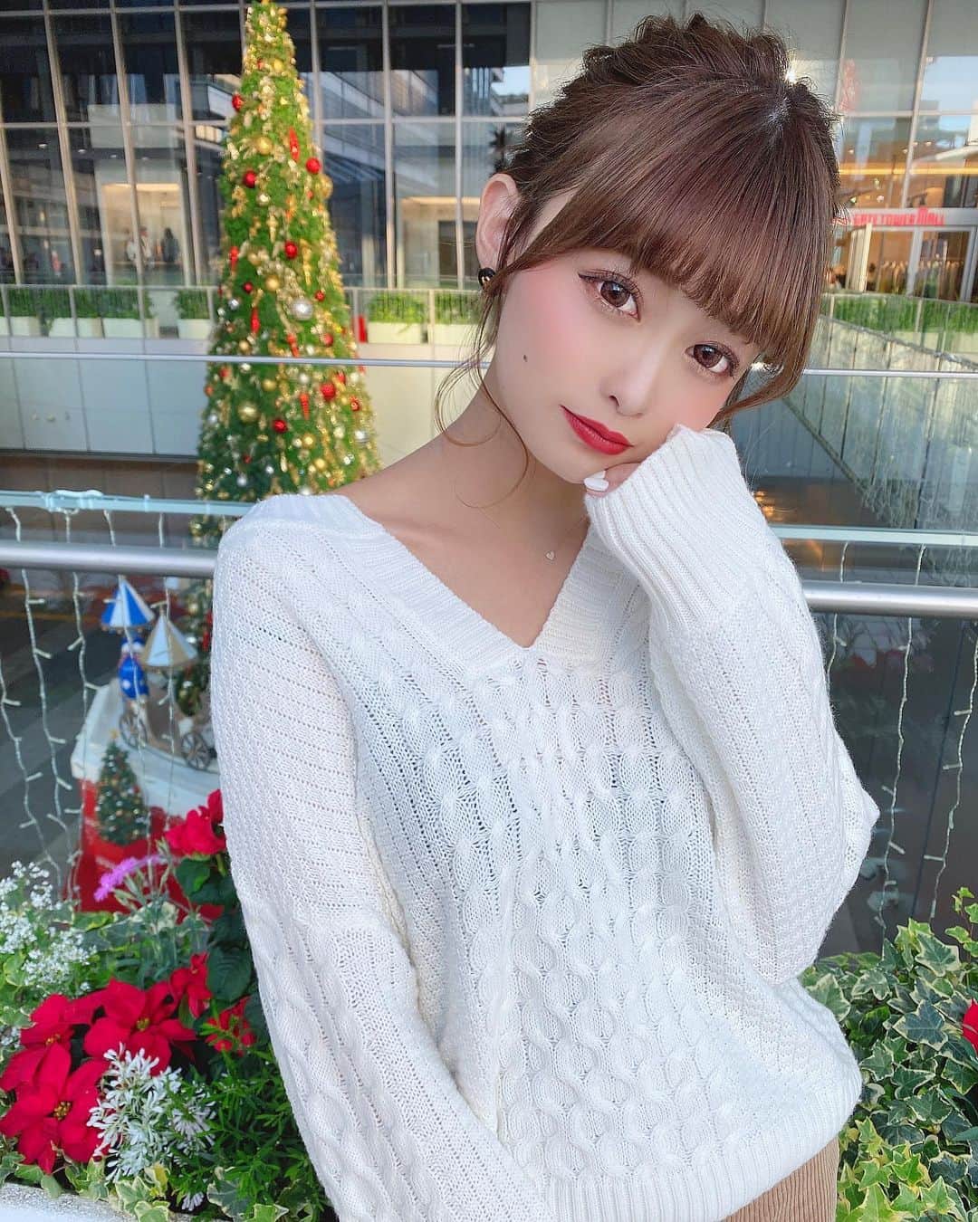 のインスタグラム：「もうツリーの季節かぁあ〜🎄🎅﻿ 名古屋にもおっきなツリーが毎年飾られるの🎄﻿ ﻿ 今年はちっちゃいメリーゴーランドがついてた🎠❤︎﻿ ﻿ ﻿ ﻿ #りなてぃースタイル 🌵❤︎﻿ ﻿ ﻿ tops〻 @fifth_store ﻿ ﻿ Vネックのニット🧶は首元がすっきり見えるし﻿ ケーブルニットが、ほんっとに可愛くてお気に入り🤤﻿ ﻿ 袖もふわっとしてるし、なにより﻿ やっぱ白ニットっていいよな、この季節🍁﻿ ﻿ ﻿ ﻿ #fifth #fifthtl #fashion #coordinate #ootd﻿ #フロントカットケーブルニットプルオーバー﻿ #knit #ニット #ケーブルニット #白ニット #カジュアル ﻿#フィフス #高身長コーデ ﻿#ニットコーデ ﻿ ﻿ NYまであとちょっと...全然用意してない🤷🏻‍♀️﻿ ﻿ ﻿ ﻿ ﻿」