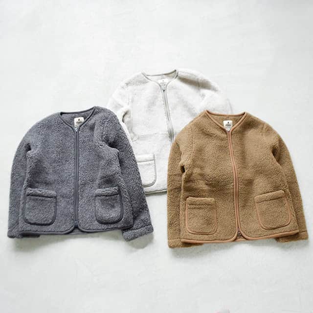 のインスタグラム：「. 驚きの軽さでアウターやインナーにも◎「COLD BREAKER｜ウールパイルボアフロントジップアップカーディガン」 . ─────────────────── キナリノアプリでは素敵な情報とアイテムを、 毎日お届けします。 →ダウンロードはプロフィールリンクから ─────────────────── . 高品質のメリノウールを使用した温かな1枚。カーディガンのように気軽に羽織れる驚きの軽さです。 ウールの高い保温性でアウターとしてはもちろん、コートのインナーとしても使用できる、幅広いコーディネート力が魅力です。 ソフトでしなやかな肌触りが優しく、ふんわりとした弾力は思わず顔を埋めたくなります。 カラーは、落ち着いた色合いの4色をご用意しています。 これからの寒い季節、相棒になる一枚をじっくり選んでみてください♪ . ▶︎こちらのアイテムはキナリノアプリで販売中！ 「お買いもの」→「インスタグラム掲載」から、インスタグラムでご紹介したアイテムをご覧頂けるようになりました。 アプリを最新版にアップデートのうえ、お買い物をお楽しみください。 . #ジャケット #アウター #カーディガン #シンプル #コーディネート #Piudiaranciato #COLDBREAKER #Jacket #cardigan #fashionista #coordination #simple #ootd #instafashion #丁寧な暮らし #暮らし #キナリノモール #キナリノ . https://kinarino-mall.jp/item-11117」