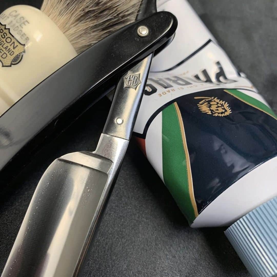 Proraso Japanのインスタグラム：「「PRORASO」、1948年イタリアのフィレンツェ生まれの老舗シェービングブランド。 当時は画期的であった「天然成分」の配合が大きな話題となり、 今も世界中のバーバーとこだわりのある男たちとに愛され続けています。 . Repost from @prorasousa. . #proraso #prorasousa #prorasofirenze #シェービングクリーム #シェービング #ProShave #Italian #ItalianShave #イタリア製 #バーバースタイル #バーバーショップ #髭脱毛 #メンズスタイル #シェービングフォーム #Barber #メンズヘアスタイル #ヒゲ男子 #ヒゲ #BarberShop #ヒゲ脱毛 #メンズヘア #シェービングエステ #おしゃれさんと繋がりたい」