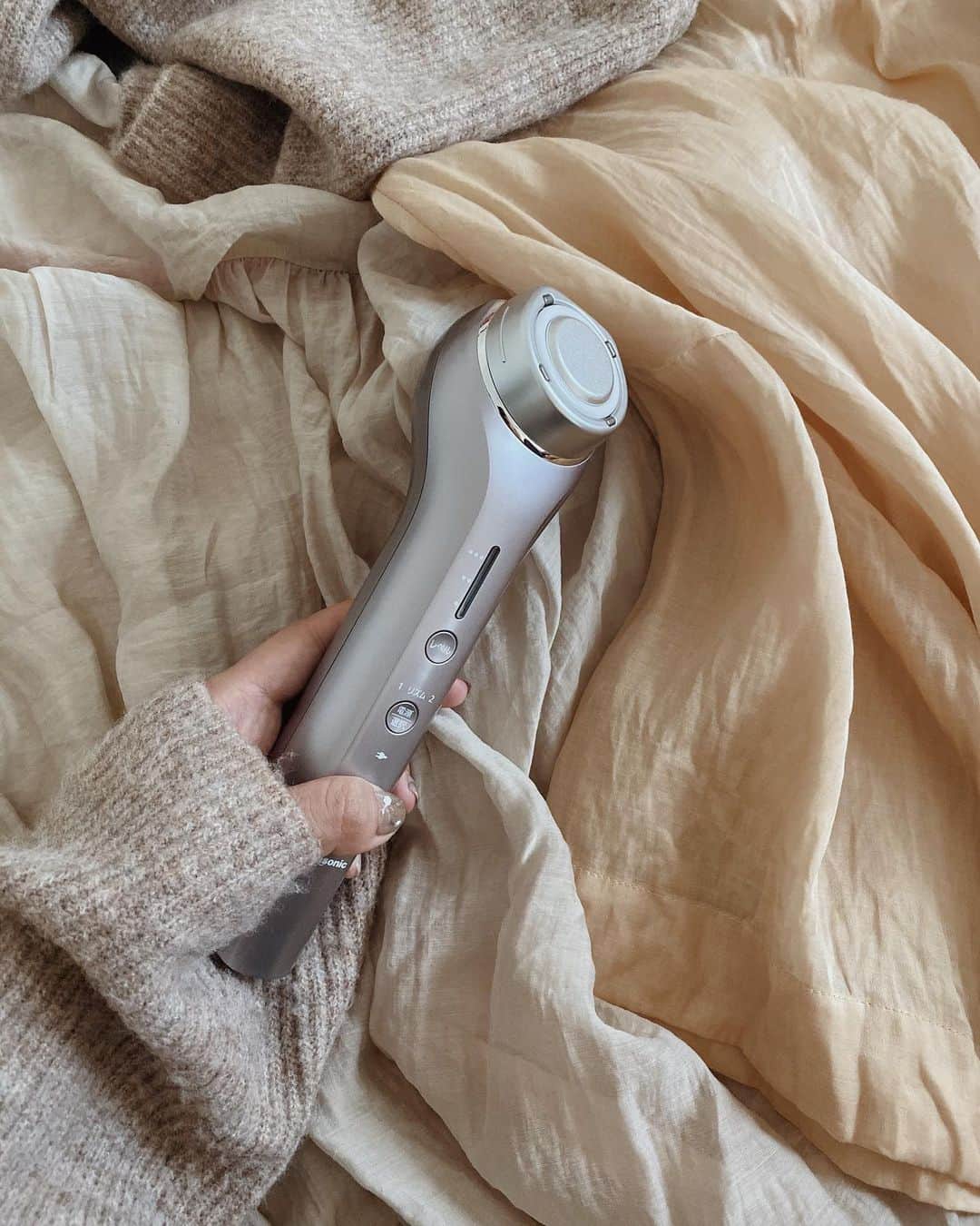 目見田早弥子のインスタグラム：「| . フェイスラインのケアに、RF美顔器𓈒𓂂 振動とじんわり温感が気持ち良い◯  専用のジェルもあるけど 手持ちの化粧品の上から使えるので スキンケアをした後に使っています⚐  上がれ上がれ〜と念を込めて😂🌟 ⠀ #パナソニックビューティ#パナソニックビューティ美容部#美容家電#PR#パナソニックビューティ社外美容部#RF美顔器 @panasonic_beauty」