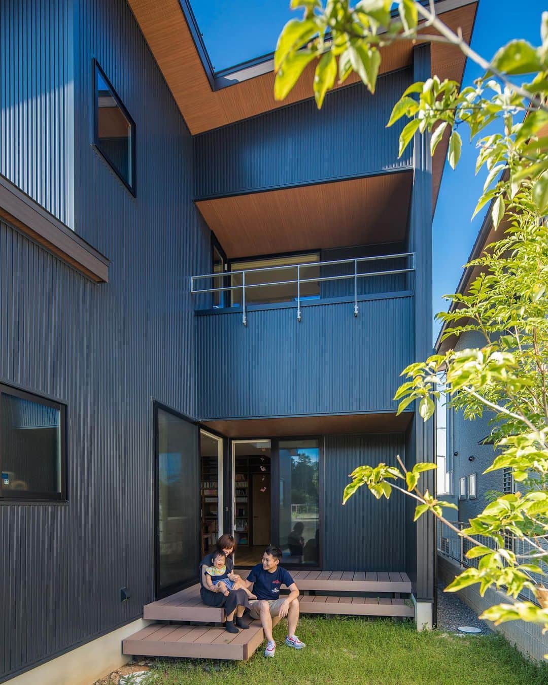 ルポハウス一級建築士事務所さんのインスタグラム写真 - (ルポハウス一級建築士事務所Instagram)「・ ・ ・ プライベートなＬ字型の中庭。 ・ 芝への上り下りがラクラクな２段組みのウッドデッキに座って、青空と風を家族で楽しむ暮らしを実現。 ・ ・ ・ 𓐌𓐌𓐌𓐌𓐌𓐌𓐌𓐌𓐌𓐌𓐌𓐌𓐌𓐌𓐌𓐌𓐌𓐌  ルポハウスの施工事例はこちらまで☞ @reposhouse  𓐌𓐌𓐌𓐌𓐌𓐌𓐌𓐌𓐌𓐌𓐌𓐌𓐌𓐌𓐌𓐌𓐌𓐌 #ルポハウス は#ちょっとかっこいい家 を"友人のために" という思いでつくっています。 一生に一度の#マイホーム。 「あなたにしかできない」×「ルポハウスだからできる」で、 私たちだけの#家づくり を思いっきり楽しんでみませんか？！ ・ ・ ・ #住宅 #注文住宅 #新築一戸建て #デザイナーズ住宅  #一級建築士事務所 #設計事務所  #滋賀県大津市 #滋賀県草津市 #滋賀県栗東市  #滋賀県近江八幡市 #外観デザイン #中庭のある家 #ウッドデッキ #ネオブラックガルバ」11月8日 21時02分 - reposhouse