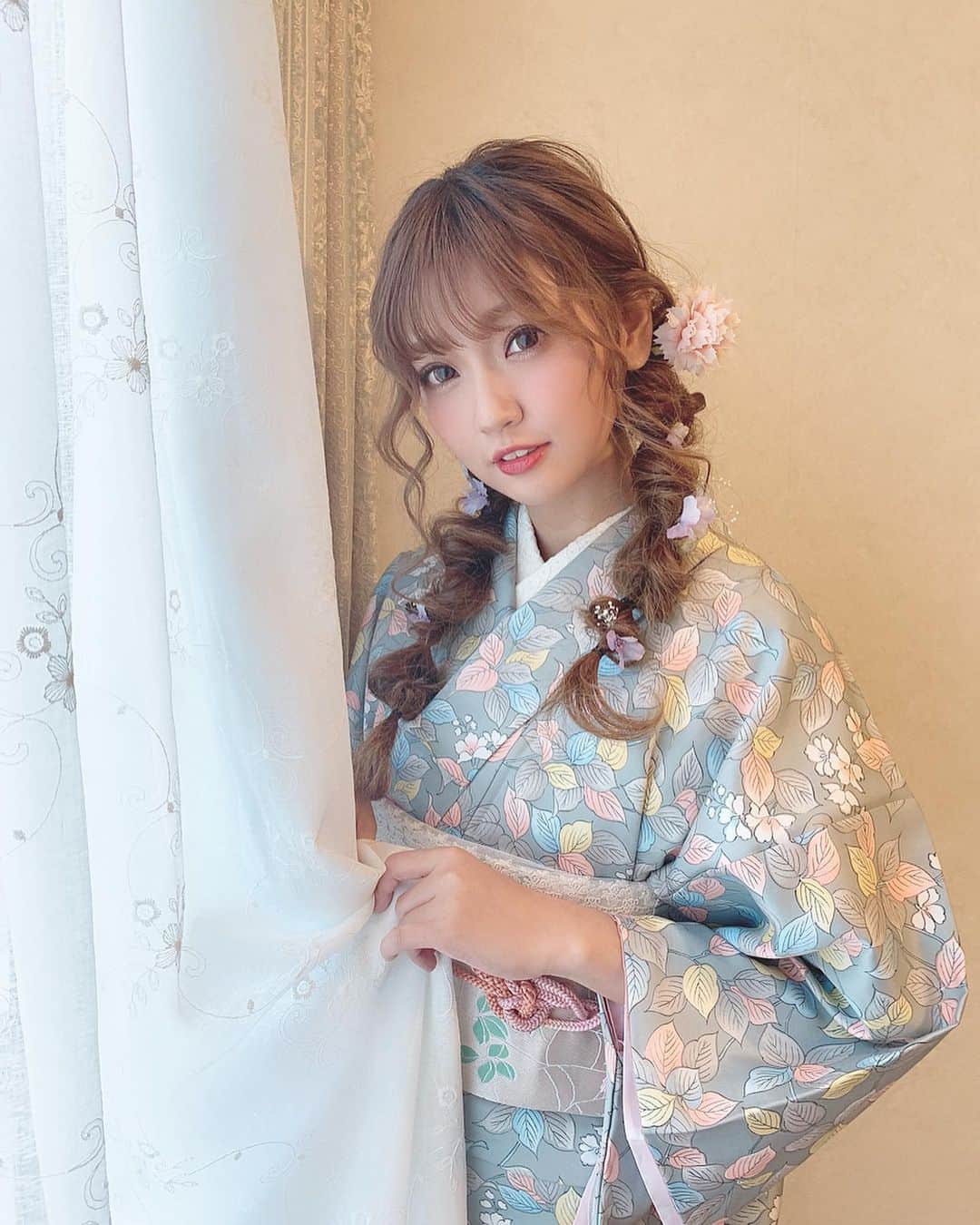 いっちゃん/嶋津 いつみのインスタグラム：「. . @kamakura_kimono_komachi  の撮影でしてもらった着物にお下げ😚❤️ . . . パステルカラーのお着物に バラの帯、レース、ピンクの帯締めで めっちゃロマンティックなお着物コーデ💕 . . 後ろの帯の所にも レースのリボンが付いててかわいいねん💓 . . . . シンプル正統キレイ系コーデももちろん素敵やけど 女子旅とかで着物レンタルするなら こういうコーデもいいよね👐🏻✨ . . . お着物は合わせる帯とか 小物にらよってガラッと雰囲気変わるから 楽しい🙆‍♀️⭐ . . . . . #着物  #和装  #鎌倉  #レンタル着物 #関西  #関西サロモ  #サロンモデル #サロモ #いっちゃん  #フリーモデル #関西モデル  #あざといっちゃん #かわいっちゃん #いっちゃんコーデ #ブライダルモデル #アレンジモデル #ヘアカラー  #ヘアアレンジ #ootd . .」