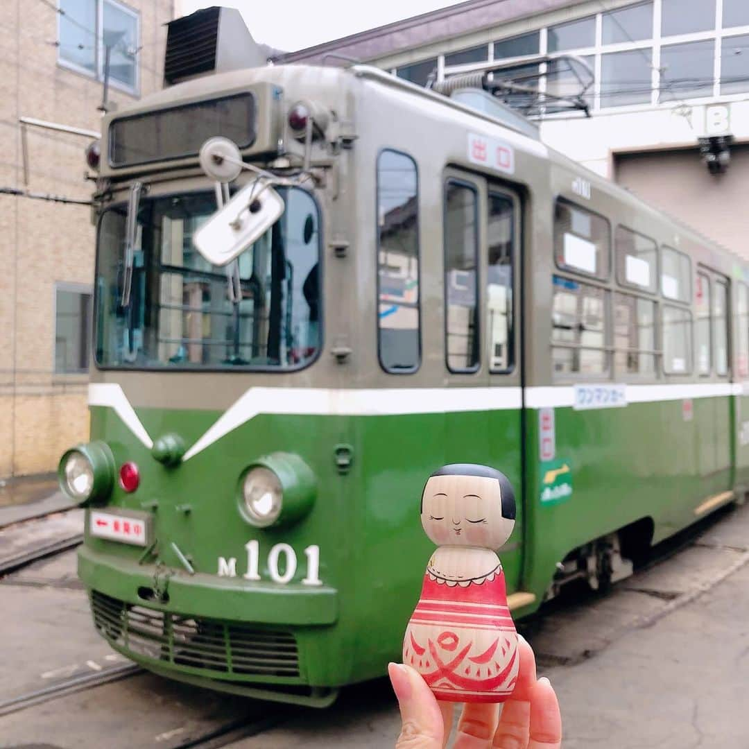 村井美樹さんのインスタグラム写真 - (村井美樹Instagram)「札幌市電のレトロ車両M101号🚃 . 1961年から変わらない姿で約60年走り続けています。 . 会いたいなと思っていたら、電車事業所で会えました！嬉しかった☺️✨ . #札幌市電 #m101号 #レトロ車両 #こけし #旅こけし #kokeshi #札幌市電m101 #本間直子工人」11月8日 21時06分 - miki_murai_