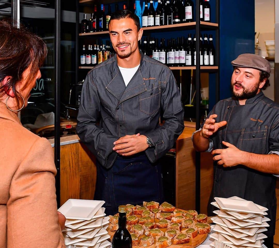 エミリオ・アウデロのインスタグラム：「Una serata alternativa per una nobile causa 😊 #SampforPeople #eataly #ospedalegaslini」