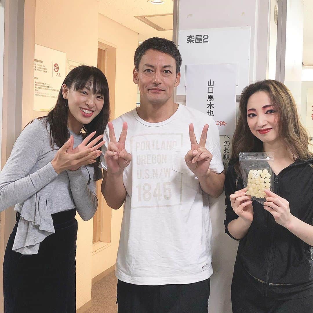 白羽ゆりのインスタグラム：「音月が観に来てくれた時に、馬木也さんとも写真撮って頂きました！  いつだってカッコ良い馬木也さん 人柄も最高過ぎる。  キャスト皆んなの師匠的存在…なのに、かなりお茶目🤣  1幕ラストのシーンもお楽しみに✨  あっ、私の化粧だいぶ濃いですが…ラストの玉梓メイクです！  もうすぐ福岡公演。 12日お待ちしてます❗️❗️」