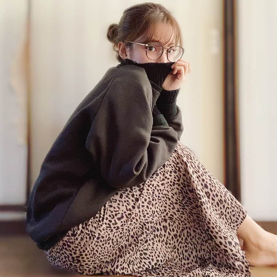 HELENAのインスタグラム：「こんばんは🐱👓」