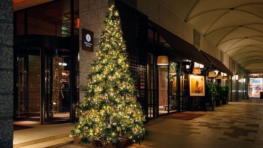 のインスタグラム：「. You may have noticed a few changes here at Oriental Hotel this week.  This is just the beginning! Stay tuned for more to come! _ #newevent #xmas2019 #ohk_xmas  #神戸 #omotenashihotels #orientalhotelkobe #orientalhotel #オリエンタルホテル #オリエンタルホテル旧居留地 #旧居留地」