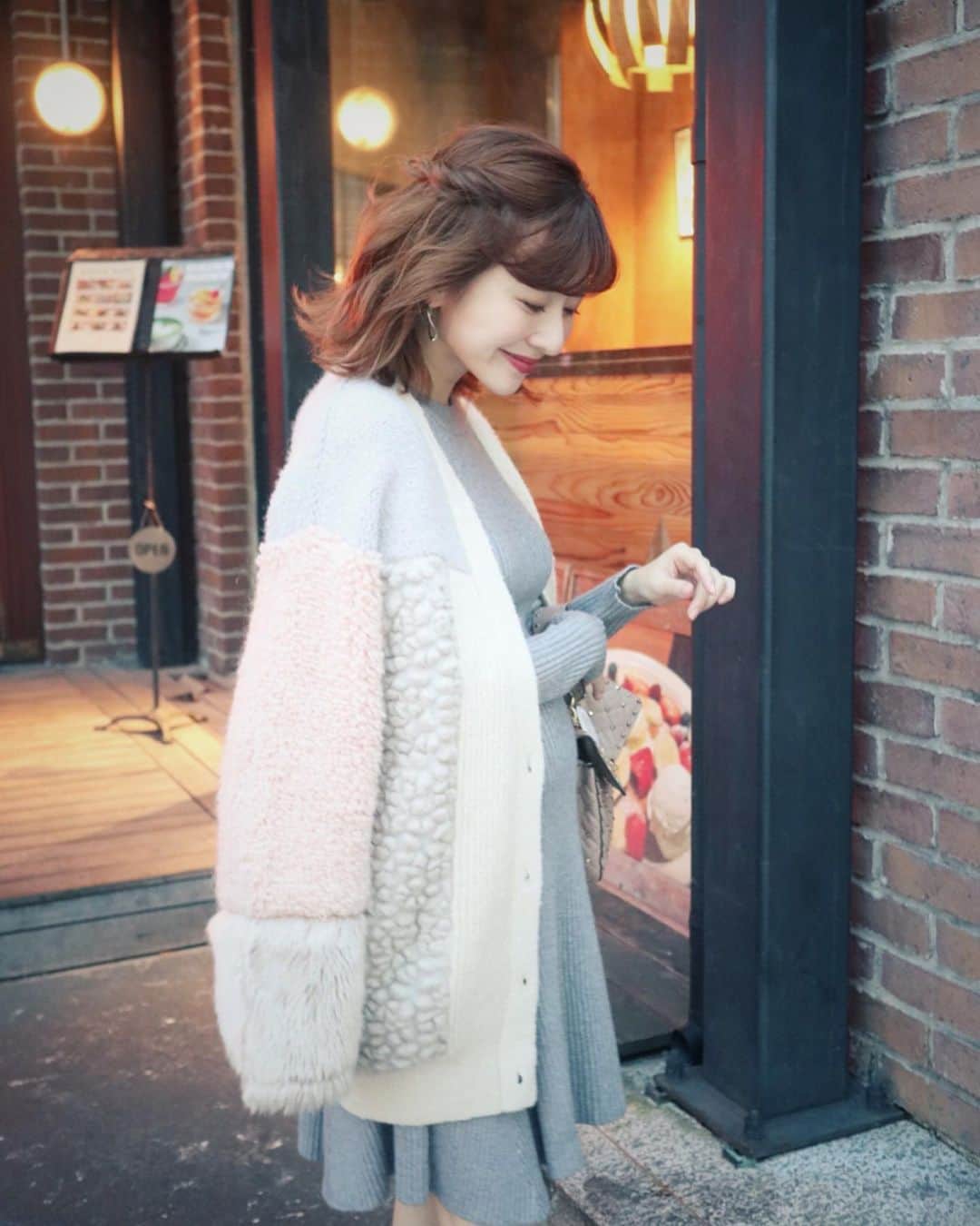 のインスタグラム：「・ マタニティマッサージを受けて 身体がぽかぽか💕ふわふわな金曜日🎄 街がクリスマスめいてきましたね〜🎅🏽💛 キュートなもこもこニットカーデ🧶は グレーのワンピと青みなメイクで 少し大人め秋コーデ💙💜 #coordinate one-piece#valmuer @valmuer_official  outer#maisonmarble @maison.marble  bag#valentino @maisonvalentino  pierce#tiffany @tiffanyandco  #sサイズコーデ  #153cmコーデ #おちびコーデ #おちびの輪 #妊婦コーデ #マタニティコーデ #妊娠8ヶ月 #マタニティママリ #秋コーデ  プラムメイクにはまった〜🐷💕 macのクラウディッドスターズと リップガラスメジャースターで この日もプラムさんな私でした💜💞」
