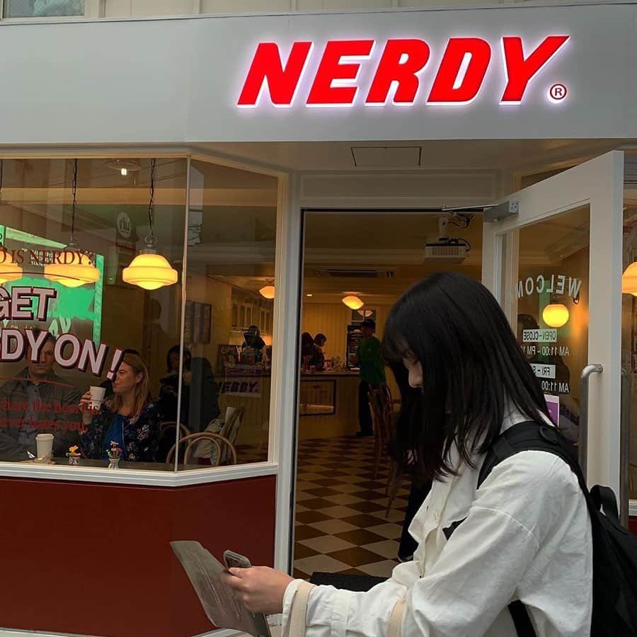 Nom de plumeさんのインスタグラム写真 - (Nom de plumeInstagram)「#nerdy ﻿ ﻿ 韓国の大人気ブランド﻿ 『NERDY』が﻿ ついに日本に上陸🥺♡﻿ ﻿ １階はカフェ、２階が﻿ ショップになっているので﻿ カフェだけ利用しに行くのも🙆‍♀️♡﻿ ﻿ 子供部屋のような、﻿ ポップなインテリアが可愛くて﻿ どこを撮ってもフォトジェニック🌈﻿ ﻿ 韓国アイドルが着用している﻿ ジャージもカラーがとっても﻿ 可愛いんです💕﻿ ﻿ 是非訪れてみてね🦄💫﻿ ﻿ 📍東京渋谷区明治神宮前3丁目20番6﻿ 営業時間：月〜木/日　11:00~19:00﻿ 金･土　11:00~20:00﻿ ﻿ ◎詳しい情報はプロフィール欄のURLから﻿ 記事をチェックしてね☑︎🌼◎﻿ ﻿ −−−−−−−−−−−−−−−−−−−−−−−−−−−−﻿ ﻿ Nomdeplumeで﻿ 紹介させていただける写真を募集中🧚‍♀️💜﻿ 素敵な写真が撮れたら #nomdeplume をつけるか﻿ このアカウントをタグ付けしてね💫﻿ ﻿ −−−−−−−−−−−−−−−−−−−−−−−−−−−−﻿ 🎀photo by 🎀﻿ ・@mam_11_11 ・@chitapigrm ・@miu6318 ・@0jisan17 ﻿ ◇◇◇◇◇◇◇◇◇◇◇◇◇◇◇◇◇◇◇◇◇◇◇◇◇◇◇◇◇﻿ ﻿ #nomdeplume #ノルディ #ノルディジャパン #ノルディ原宿 #ストリートファション #韓国ファッション #ストリートコーデ #韓国 #ジャージ #nerdyharajuku #nerdyjapan﻿」11月8日 21時16分 - nomde_official