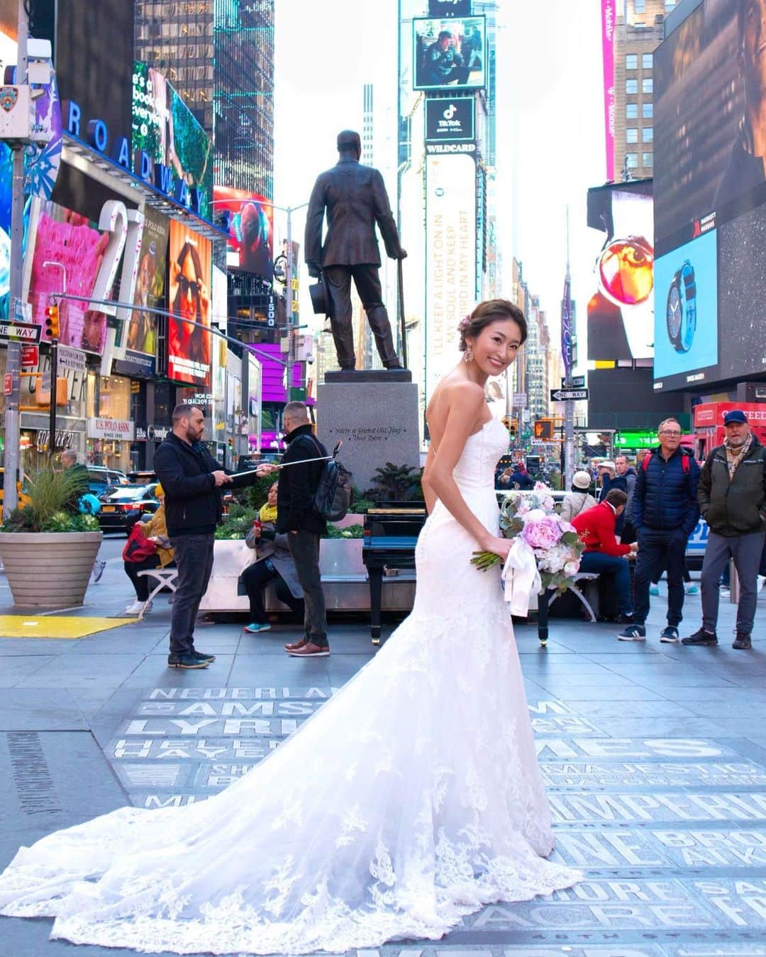 のインスタグラム：「Times Square🗽🍎 ㅤㅤㅤㅤㅤㅤㅤㅤㅤㅤㅤㅤㅤ 挙式前に 朝のタイムズスクエアで撮影📸 ㅤㅤㅤㅤㅤㅤㅤㅤㅤㅤㅤㅤㅤ  朝と夜、 両方のタイムズスクエアで 撮りたくて、 プランナーさんにお願いしました🥰 これはわたしのカメラで撮ってもらったオフショット的なもの👰 ㅤㅤㅤㅤㅤㅤㅤㅤㅤㅤㅤㅤㅤ  #timessquare #newyork#ny#nyc#wedding #nywedding #ニューヨーク#タイムズスクエア#ウエディング #ウエディングフォト」