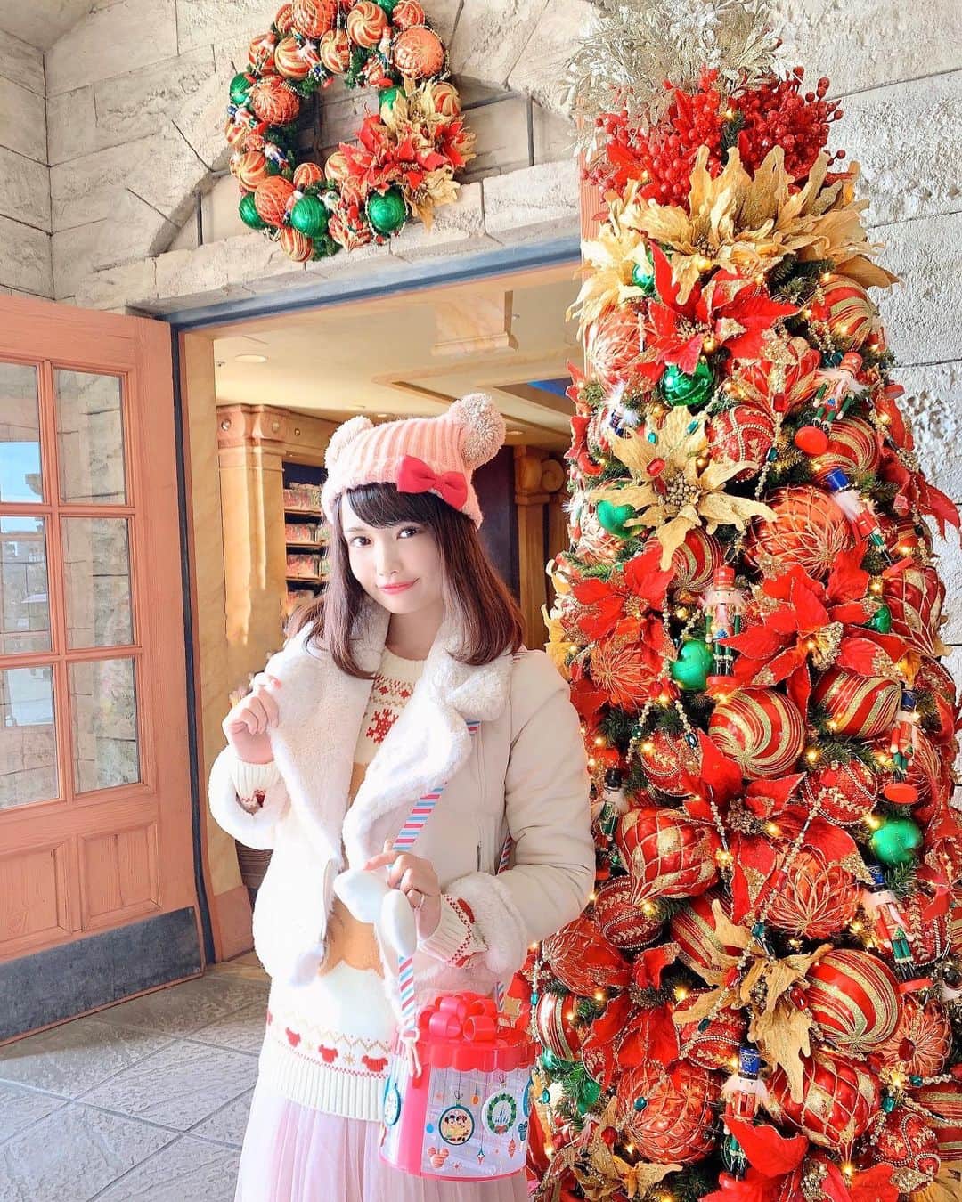 浅井麻里さんのインスタグラム写真 - (浅井麻里Instagram)「🎄🎄﻿ ﻿ いよいよディズニークリスマスシーズン⭐️🎅﻿ ﻿ シーは毎年あちこちにいろんなツリーあって﻿ どれも綺麗で見てて楽しい❤️❤️🎄﻿ ﻿ ﻿ クリスマスのポップコーンバゲットが、﻿ プレゼントボックスみたいな装飾で﻿ とっても可愛くてゲット💕🎁﻿ ﻿ ﻿ ホワイトのムートンジャケットは、﻿ @michellMacaron_official ✨﻿ もこもこあったかい💓﻿ ﻿ 包まれてる感じがとっても気持ちいいし、﻿ ホワイトのもこもこ可愛くて﻿ クリスマスコーデにすごく合う！⛄️﻿ これからたくさん着る予定❤️☺️﻿ ﻿ ﻿ #ディズニーシー#クリスマス#ミシェルマカロン#冬コーデ#ムートンジャケット#クリスマスツリー#ディズニークリスマス#michellMacaron#disneysea#Christmas#Christmastree」11月8日 21時21分 - mari_asai_625