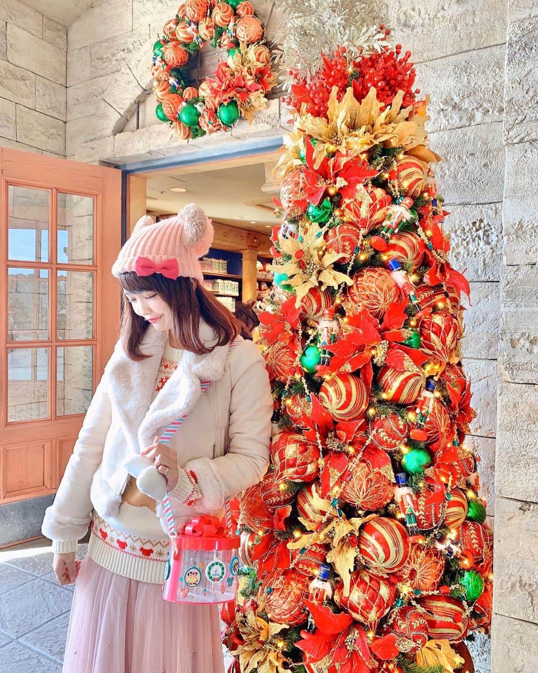 浅井麻里さんのインスタグラム写真 - (浅井麻里Instagram)「🎄🎄﻿ ﻿ いよいよディズニークリスマスシーズン⭐️🎅﻿ ﻿ シーは毎年あちこちにいろんなツリーあって﻿ どれも綺麗で見てて楽しい❤️❤️🎄﻿ ﻿ ﻿ クリスマスのポップコーンバゲットが、﻿ プレゼントボックスみたいな装飾で﻿ とっても可愛くてゲット💕🎁﻿ ﻿ ﻿ ホワイトのムートンジャケットは、﻿ @michellMacaron_official ✨﻿ もこもこあったかい💓﻿ ﻿ 包まれてる感じがとっても気持ちいいし、﻿ ホワイトのもこもこ可愛くて﻿ クリスマスコーデにすごく合う！⛄️﻿ これからたくさん着る予定❤️☺️﻿ ﻿ ﻿ #ディズニーシー#クリスマス#ミシェルマカロン#冬コーデ#ムートンジャケット#クリスマスツリー#ディズニークリスマス#michellMacaron#disneysea#Christmas#Christmastree」11月8日 21時21分 - mari_asai_625