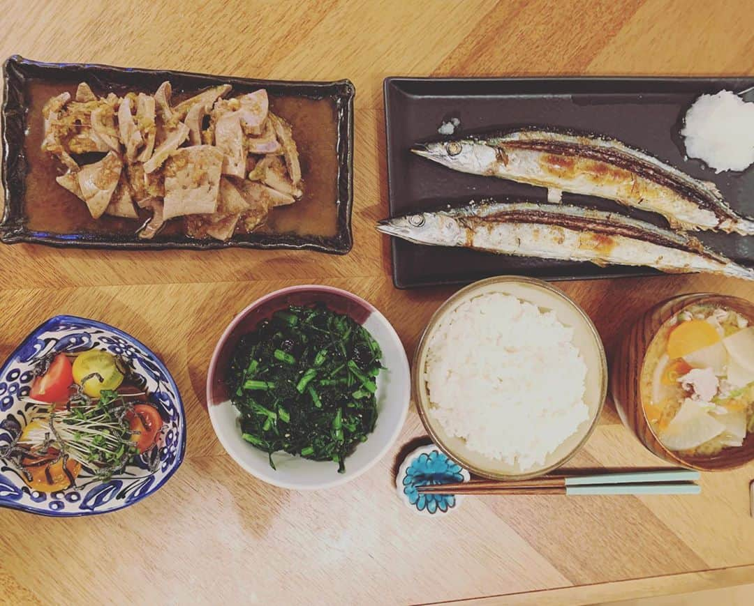 久冨慶子さんのインスタグラム写真 - (久冨慶子Instagram)「おうちごはん🍚 ＊ ＊ #さんまの塩焼き  #春菊のナムル #プチトマトとブロッコリースプラウト塩昆布和え #豚レバー #おかずのクッキング #の #豚汁 #やっぱり豚バラ使った方が美味しかったなー🐷 #胡麻豆腐出そうと思ってたのに忘れた🙄 #おうちごはん #久冨食堂」11月8日 21時22分 - keiko0hisatomi