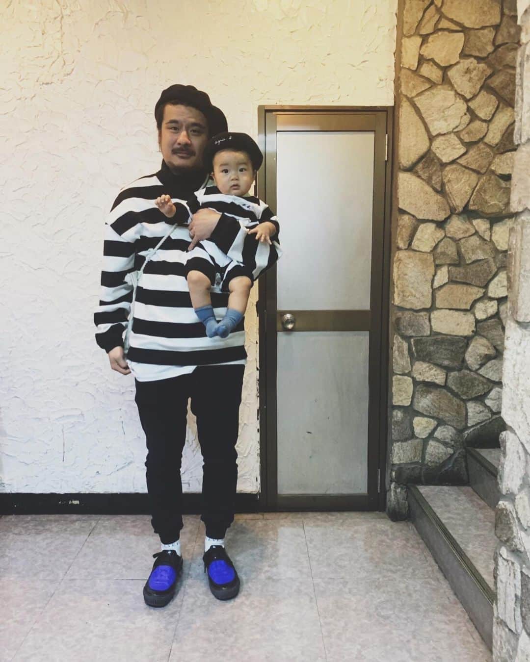 のインスタグラム：「仕事が終わって家族で少し出かけようと着替えたら  服装がまさかの息子とドンかぶり。  たまにはいっか😊  ちなみに  ボクのはアレキサンダーワン  息子のはアニエス  です  ブランド違うのにこんなに幅も合うなんて。 ・  #longhairoldschool #ootd #alexanderwang  #agnesb  #baby #son #family #l4l #f4f #親子 #父息子 #おそろコーデ  #赤ちゃんのいる生活 #パパコーデ」