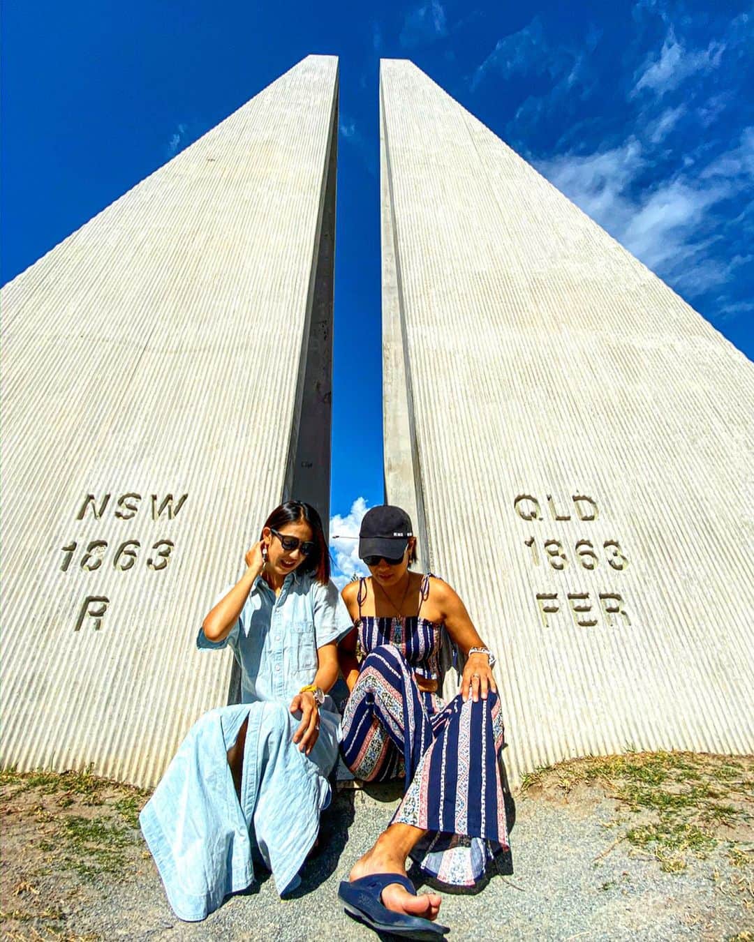 彩海のインスタグラム：「. . NSW/QLD Boarder !!! . . Coolangatta (クーランガッタ)に State Border Monumentがあります！ . 上記でGoogle検索すると場所もでてくるよ😆映えるので是非w . あーちゃんはクーラン住んでたのに 知らなかったとか🐨💦 . . 2人で蚊にたくさん刺されながらの ロードトリップは最高に楽しかったなー！ . . . . . #オーストラリア#オーストラリア旅行#バイロンベイ#ニンビン#ロードトリップ#ゴールドコースト#クーランガッタ#タビジョ #tabijyo_australia #tabijyo #australiagram_nsw #australiatrip2019 #nimbin #byronbay #nimbinaustralia#coolangatta #goldcoast」
