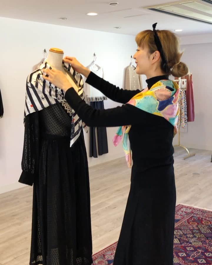 のインスタグラム：「明日11/9(土) @SforShoko 東麻布ショップは11〜16時までオープン！秋の新作を揃えてお待ちしています✨ 私も毎日愛用している【モロッコ タイル柄】シルクスカーフや @lucyandmatilda の素敵なヴィンテージジュエリーも好評販売中です。 ウェブショップもチェックして下さいね♪ #SforShoko . 【S for Shoko 東麻布ショップ】 東京都港区東麻布2-3-4-6F 📞03-6277-7081 📩info@sforshoko.com 最寄駅：赤羽橋、神谷町 営業日：水、土 11〜16時（祝日を除く） 11月の休業日：11/23(祝), 11/30(土)」