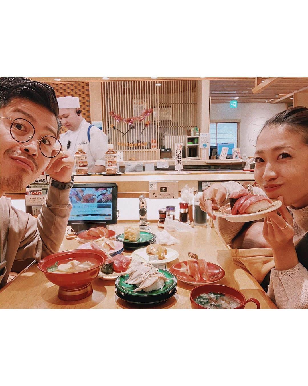 -LIFE IS FUN-さんのインスタグラム写真 - (-LIFE IS FUN-Instagram)「⋒ ふふふふふふ♡ 噂に聞いていた北海道は チェーン店でも激うまだって🗣🍣 連日、寿司、寿司！！ この日はナイスタイミングで 👦🏽👶🏻寝てくれてゆっくり堪能🤤💕 最高に美味しかった〜！！👏🏽 #さび抜きでドヤ顔 #幸せだった〜 #北海道 #sushi」11月8日 21時27分 - kiyoko1207