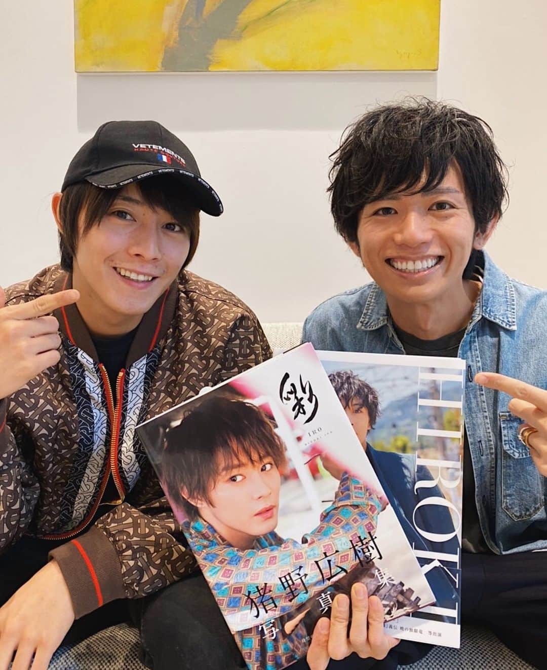 片山良平のインスタグラム：「本番前に🆕ヘア🤭✂︎ #猪野広樹 #サインありがとう」