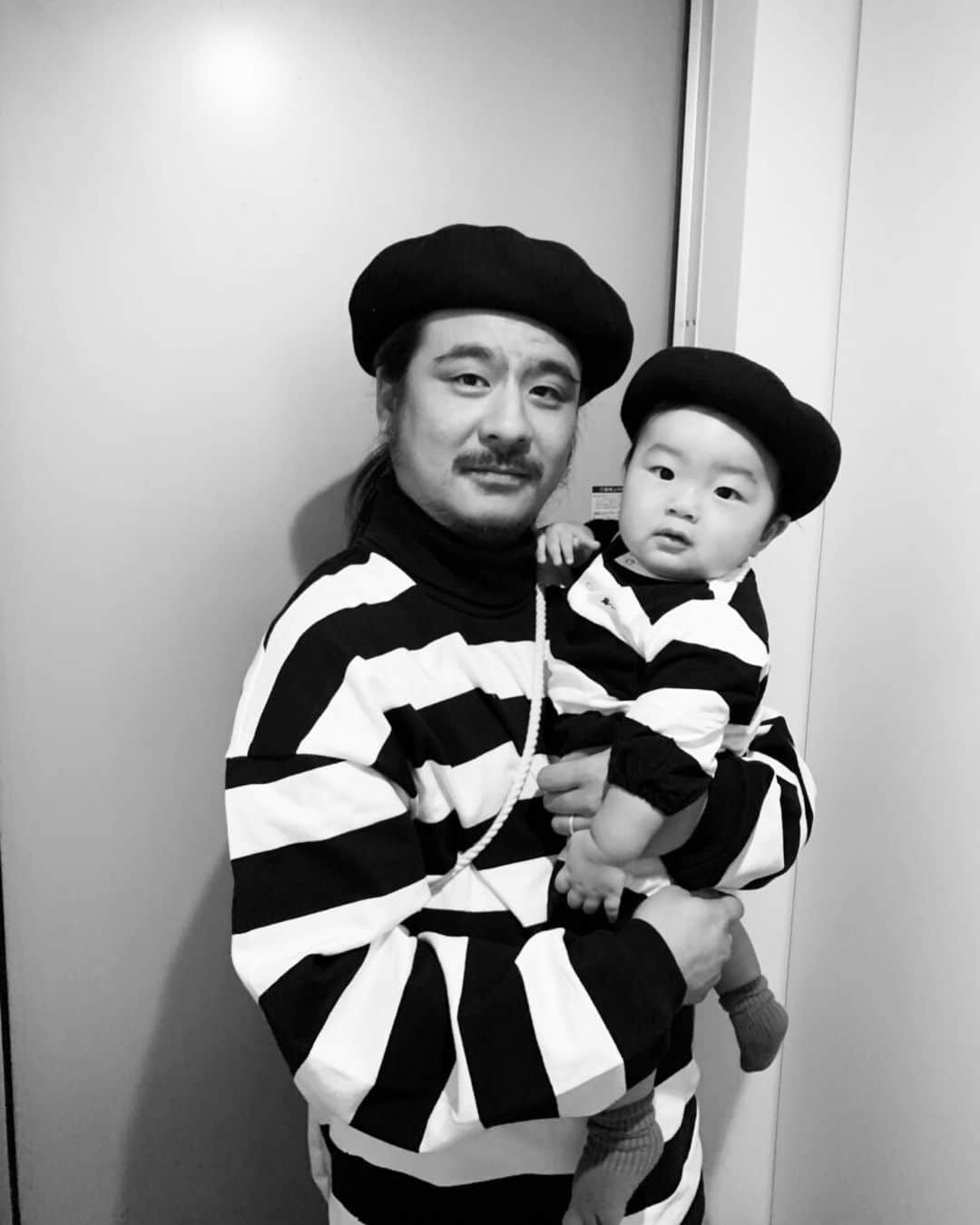 のインスタグラム：「⚫️⚪️⚫️⚪️ ・ #longhairoldschool #ootd #mood #son #family #photooftheday  #l4l #f4f #instamood  #instafashion #fashion #coordinate #portrait #portraitphotography  #portrait_vision」