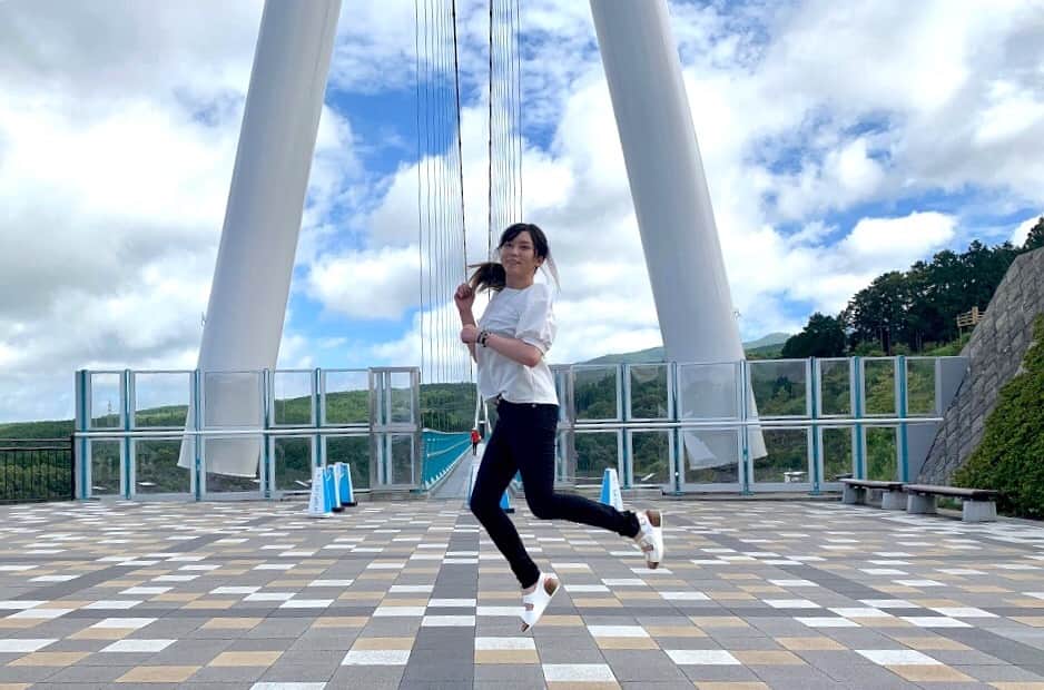 現地発信の旅行サイト「たびらい」のインスタグラム：「【静岡・三島スカイウォーク】日本一長い吊り橋は、富士山や駿河湾を望む絶景スポット。でも景色を見るだけではもったいない…！ ということで、アイデア写真を撮って楽しんできました。⠀ ⠀ スイーツやお花のアーチ、森の中にはかわいいキャラクターもいるので、ぜひカメラ片手に楽しんでくださいね。⠀ 詳しくは「たびらい　三島スカイウォーク」で検索！⠀ ⠀ ⠀ #たびらい #tabirai #ローカル旅行 #三島スカイウォーク #三島 #三島大吊橋 #旅行 #週末トリップ #静岡おすすめ #絶景 #trip #旅 #japan #東京カメラ部 #旅行好き #旅行好きな人と繋がりたい #travel #富士山 #静岡 #たびらい静岡 #景色 #写真好きな人と繋がりたい #sky #空 #beautiful #bridge #アイデア写真 #空中散歩 #インスタ映え」