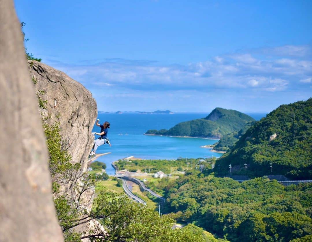 尾上彩さんのインスタグラム写真 - (尾上彩Instagram)「Shodoshima🏝☀️ ・ 今更ですが、瀬戸内ＪＡＭの３日目は小豆島！！ ゴロゴロとたくさん岩があり、まさに岩天国🤩 グレードに関係なくおもしろいルートばかりで、まだまだ登り足りず、みんなで後ろ髪を引かれながら帰ってきました😣笑 素晴らしいロケーションの中、参加者のみなさんとクライミングができて、とても楽しかったです👍🏻 この３日間で様々な地域のクライマーと交流することができ、幸せな時間を過ごすことができました！ またこの様な機会があるといいな😊 ありがとうございました！ ・ @patagoniajp @patagonia_climb @eyecandyworks」11月8日 21時34分 - aya_onoe