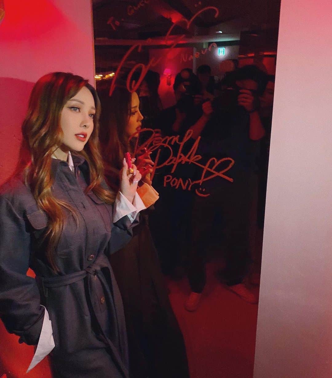 ポニーのインスタグラム：「. Fun times with Gucci Beauty and Lotte Duty Free! Sneak peek of the Holiday Collection!  Goldie Red❤️ or Fay Turquoise💙 ? . @GucciBeauty @LotteDutyFree #GucciBeauty #GucciBeautySeoul .」