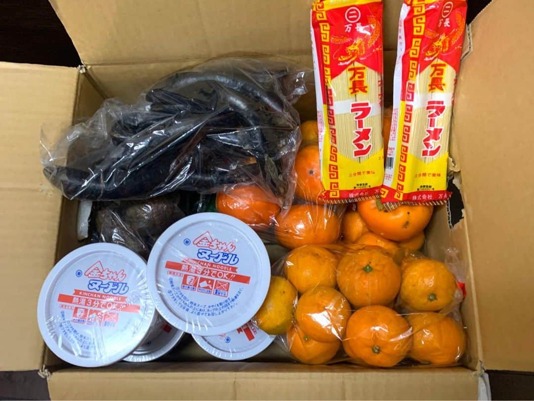 みかんさんのインスタグラム写真 - (みかんInstagram)「実家から色々と届いた🍊🍆🥒 🍊は愛媛県民はスーパーでは買わないあるあるなのですごい助かる💕 そして、関西の方にしか販売されてない、金ちゃんラーメンと万長ラーメン🍜 これ昔から好きやからテンション上がった⤴︎⤴︎⤴︎🥰 お母さんありがとうやで💖 #実家 #みかん #野菜 #柿 #金ちゃんラーメン #万長ラーメン」11月8日 21時35分 - mikan02241984