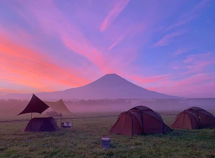 hinata_outdoorさんのインスタグラム写真 - (hinata_outdoorInstagram)「@anothersky373さんのpic✨  赤富士のキャンプ風景🌅 朝焼けに照らされたサイトもまた、ある種の赤色キャンプですね☺️✨ ⠀⠀﻿ ～赤色キャンプ特集～⠀⠀⠀﻿ ｢赤色｣にフォーカスして、素敵なキャンプギアやレイアウトなどをご紹介していきます⛺️ ⠀ ﻿ ⠀⠀⠀⠀⠀ ⠀⠀⠀⠀⠀﻿ 🌳🌲🍁🌳🌲🍁🌳🌲🌳🌲🍁🌳🌳﻿ ﻿ ﻿ ｢秋の焚き火スタイル｣🍁投稿募集中🍁⠀⠀﻿ #hinataoutdoor #秋の焚き火スタイル ⠀⠀﻿ の2つをつけて投稿してください♪⠀⠀﻿ 期限は11/12(火)まで！選ばれた画像は、hinataの記事 & 公式インスタグラムにてご紹介します！⠀﻿ ⠀⠀⠀⠀﻿ 🍁🌲🌳🌲🍁🌲🌳🌲🌳🍁🌲🌳🌳 ⠀⠀⠀﻿ ⠀⠀⠀⠀⠀⠀⠀⠀⠀⠀⠀⠀⠀⠀﻿ 🚙キャンプや山登りのアウトドア情報はプロフィールのURLから ➡ @hinata_outdoor⠀⠀⠀⠀⠀⠀⠀⠀⠀⠀⠀⠀⠀⠀﻿ ⠀⠀⠀⠀⠀⠀⠀⠀⠀⠀⠀⠀⠀⠀﻿ 🍖美味しそうなキャンプ料理の写真は➡️⠀⠀⠀⠀⠀⠀⠀⠀⠀⠀⠀⠀⠀⠀﻿ @hinata_gohan⠀⠀⠀⠀⠀⠀⠀⠀⠀⠀⠀⠀⠀⠀⠀⠀⠀⠀﻿ ⠀⠀⠀⠀⠀⠀⠀⠀⠀⠀⠀⠀﻿ #キャンプ #アウトドア #キャンプギア #アウトドアギア #キャンプ道具 #キャンプ場 #秋キャンプ #ファミリーキャンプ #キャンプインテリア #キッチンテーブル #キャンプ部 #ファミキャン #キャンプ初心者 #キャンプコーデ #キャンプ女子 #ヘルスポート #富士山 #赤富士 #タープ #テント #hilleberg #赤キャンプ #ヒルバーグ #camp #outdoor  #冬キャンプ #hinataoutdoor」11月8日 21時35分 - hinata_outdoor