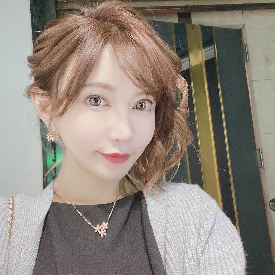 里美ゆりあのインスタグラム：「今日はヘアセットしてもらった♡♡ キャバクラ総選挙、投票して下さい。  https://www.nights.fun/tokyo/A1307/A130701/maito/girlid-1095561/  #ナイツネット #舞人 #里美ゆりあ #六本木 #ヘアセット #髪の毛伸びた」
