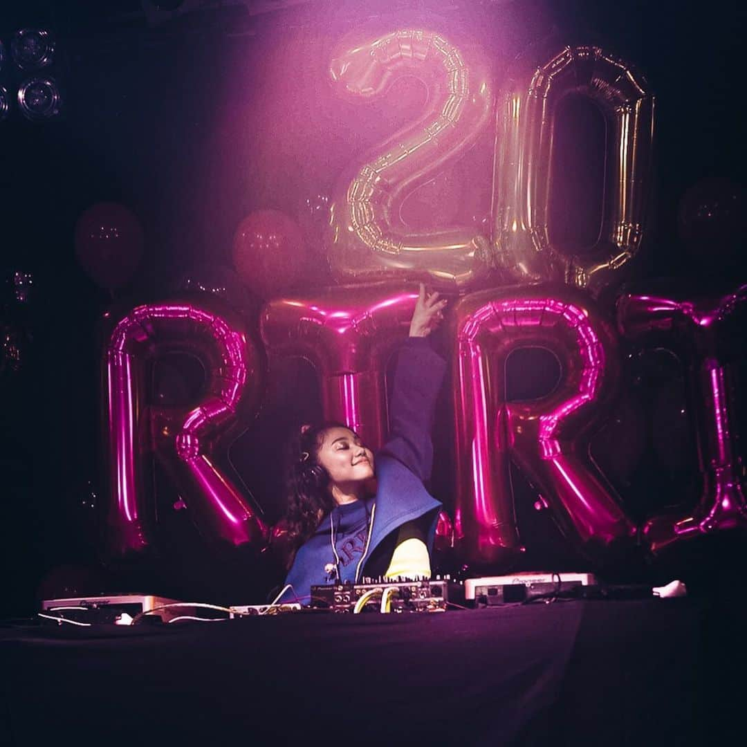 RIRIさんのインスタグラム写真 - (RIRIInstagram)「私の特別なバースデーライブイベント “W.W.W 20th Bday ★ Circle Of RIRItter”に北は北海道、南は九州から駆けつけてくれたみんな、来れなくても遠くからお祝いしてくれた愛しのRIRItterのみなさん、本当に本当にお祝いをありがとう！！！🙏✨ 20歳という特別な節目を皆さんと一緒に迎えることができてとても幸せだったー！！🥰 幸せすぎて私、2公演やったのに、夢でもライブしてたのよ、、3公演目‼️笑笑  今回は結果、、諦めない‼️がテーマとなった、思い切り私の節目のスタートにぴったりな？！笑 ストーリーがあったライブイベントだったんだけど😂 ここはおいおい、みんなに伝えて行くね！！！笑🤣  とにかく今日みんなに伝えたいのは、愛が溢れてとまらないこの想い‼️ . オーディションで参加してくれた、キーボード演奏者、Dilemmaを踊ってくれたみんな、そしてHONEYのダンスコラボ企画で参加してくれたみんな、もうね、本当に本当に最高でした！！！！👏👏👏👏👏👏👏✨✨ . まずはあんなにタイトなスケジュールの中でたくさん練習してくれたこと、本当に感動しました！！！🙏🙏🥺✨ そして本番もあんなに素晴らしい演奏、ダンスをありがとう！！！てか、天才だねみんな🤩私はキラキラしたものが好きで、洋服やアクセサリー、靴、バックもキラキラしてるものに反応しちゃうんだけど笑笑 1番はやっぱり、みんなとのキラキラした瞬間が1番好きだと気がついた✨✨✨ . RIRItterのみんな、私はみんなをただのファンだなんて思ってないよ✨だってさ、こんなに広い世界で出会えたんだもん‼️奇跡よ🤩 だからキラキラを作る仲間、それぞれが心からワクワクして信じることができる道に進む仲間になれたらと思っているよ🥰✨ . 皆んなが私を応援して支えてくれる、パワーをくれるから、私も私のやり方で皆んなを応援するし、辛いときやパワーが必要な時にパワーを送ります！！！🔥✨✨✨ . 皆んなといれるのが楽しすぎちゃって、最高に自分を追い込んで秒で寝た割に、、夢でも追加公演しちゃたRIRIより🤣  愛を込めて❤️ . #会場が横に長くてぜんぜん皆んなが入りきれてないのが残念🙇‍♀️ #もう1公演の写真まだ来てないからまた後でアップするね🙏 #いつか昨日見たワンオク兄さんのようなアリーナで皆んなが写る写真撮るぜぃ😎✨ #1103bdparty #birthday #party #20th #riri #riritter #keyboard #dance #maybeoneday #forever #dilemma #love #thankyousomuch #appreciate #circleofriritter」11月8日 21時41分 - riri_tone