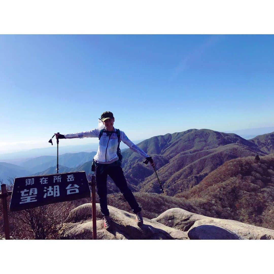 イレーネのインスタグラム：「1年7か月ぶりの御在所岳 というか1年7か月ぶりの登山。膝笑ってました😂相変わらず御在所は最後のスキー場で心折れそうになる⛷  裏道登山道からの安定のロープウェイ下山🚡風が強く思った以上に寒かったけど、最高でした  平日登山部最高です！  #御在所岳 #三重県　#滋賀県 #菰野町　#gozaisho」