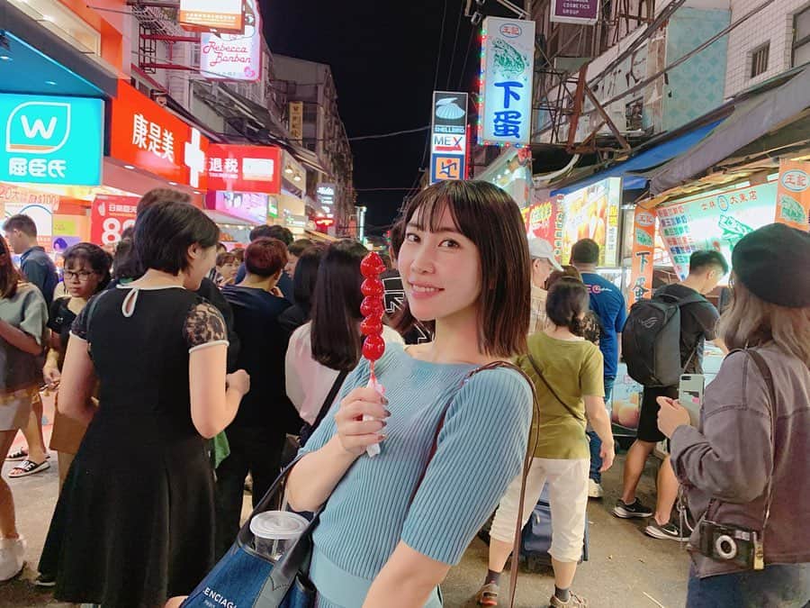 のインスタグラム：「ここも台湾に来たら必ず訪れる場所！士林夜市🏮 ここも活気があったな〜🤣 前回来た時に教えてもらった屋台飯を必死に探した！ 胡椒餅と豚のモツとビーフンが入ったとろみのあるスープ(屋台だけどミシュラン1つ星だった⭐️)とサトウキビジュース🥤これだけでかなりお腹いっぱいになったよ♪ 最後に苺飴買った🍓完全に映え意識（笑）」
