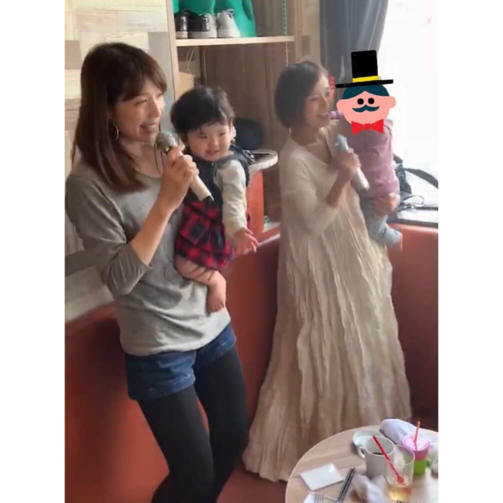 相沢まきさんのインスタグラム写真 - (相沢まきInstagram)「娘連れて初カラオケ🎤 まさかカラオケでおかあさんといっしょの曲を歌うようになるとは😁 子供抱っこしながらのカラオケ、いい運動になりますね✨ 娘も昼過ぎはグズりがちだけど、歌好きなので、曲が流れている間はとってもいい子でした😁 楽しかったー❤️ #どんな色が好き #おかあさんといっしょ #渋谷パセラ」11月8日 21時55分 - maki_aizawa0414