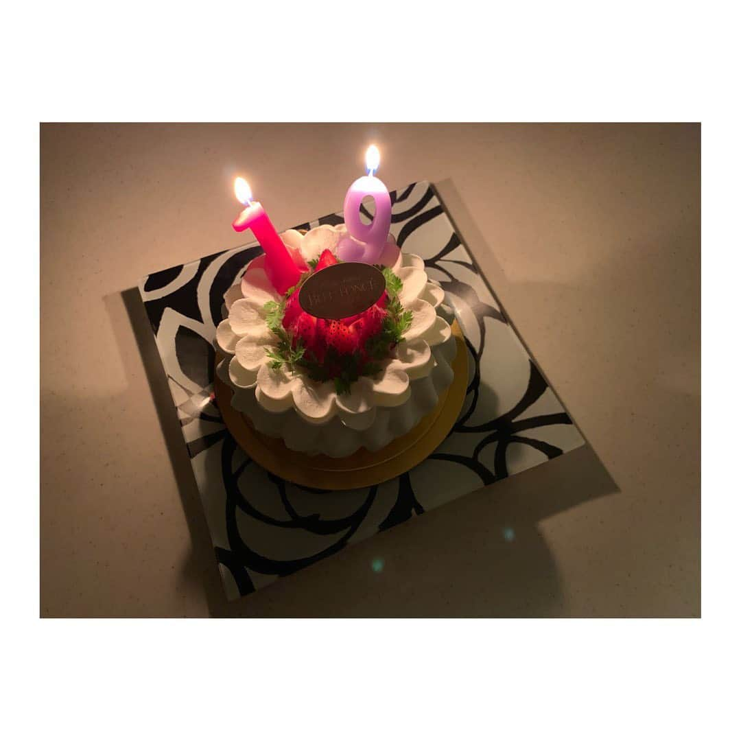 倉野尾成美さんのインスタグラム写真 - (倉野尾成美Instagram)「19歳になりました🥳✨ 一昨日の福岡の現場、今日の熊本のハロートレニングの現場、そして先月のCBCラジオでもお祝いのケーキ🎂  こんなにお祝いしていただけて 嬉しくて幸せです🙈 19歳の私もよろしくお願いします！ #19歳 #誕生日ケーキ」11月8日 21時55分 - noochan_1108