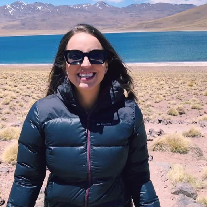 Bruna Unzuetaのインスタグラム：「Um dos lugares mais lindo que já conheci, as Lagunas Altiplânicas! ❤️ fica a 4.200 mts arriba del mar 😅 essa Laguna do video é a Miscante 🗻#chiletravel @chiletravel」