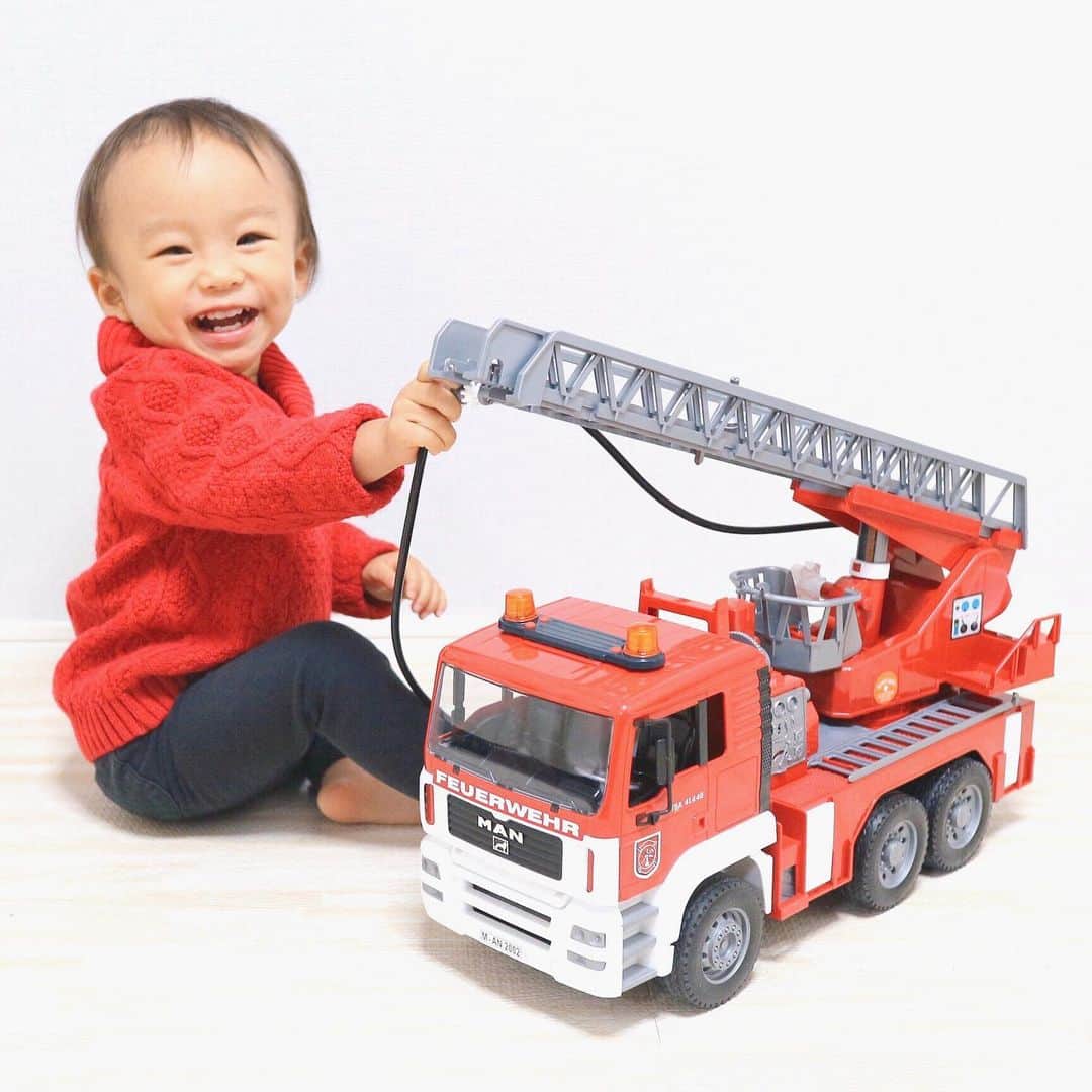 のインスタグラム：「🚒💕 ・ 大好きな #消防車 ✨ 16分の１スケールで かっこよすぎる…😍💗 ・ はたらくくるまの知育玩具 #ブルーダー社 の #MAN消防車 🚒💕 ・ 実際にはしごが伸びたり 放水もできちゃうんだって🙄 音も4種類なるよ！！！ すごいーーー✨ ・ #bruder #ブルーダー #はたらくくるま #おもちゃ #玩具 #こども #monipla #jobinternational_fan」