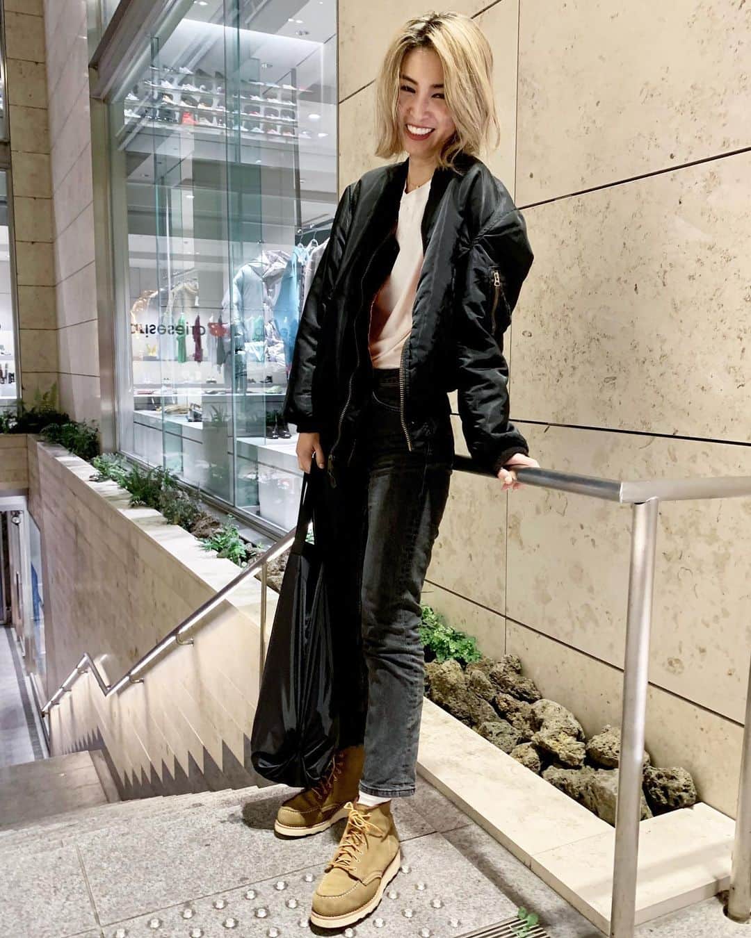 のインスタグラム：「#ootd 姉的存在の友達から譲り受けたUS製のMA-1、MA-1が4枚ある🤣クローゼットがトップガンだよ、わたし😂 #outfit #styling #ma1 #flightjacket #jacket #demin #redwing #redwingboots #redwingheritage #boots #mensfashion #ericore」